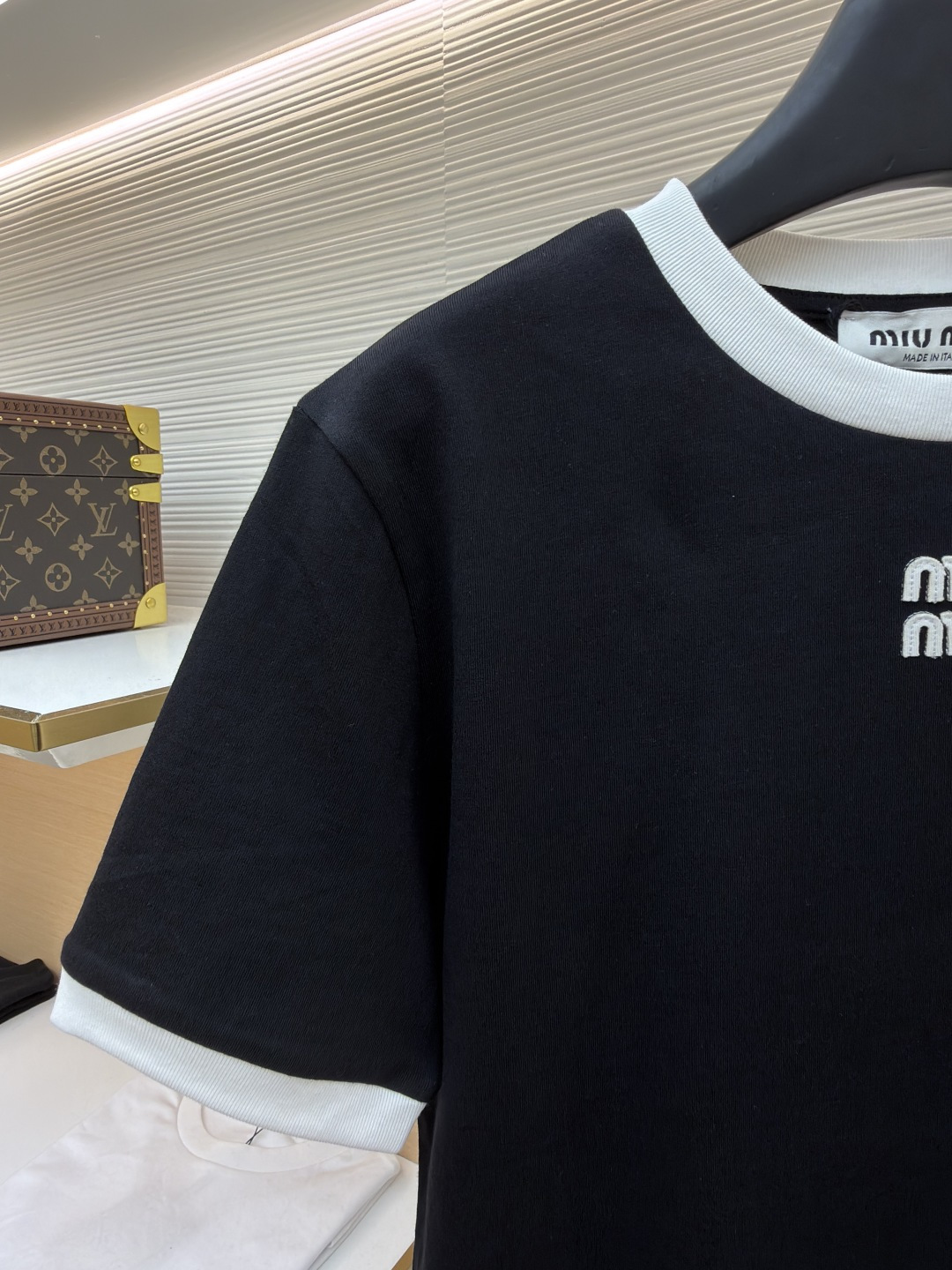 미우미우(MIU MIU) 로고 아플리케 배색 반팔 티셔츠 상의 의류