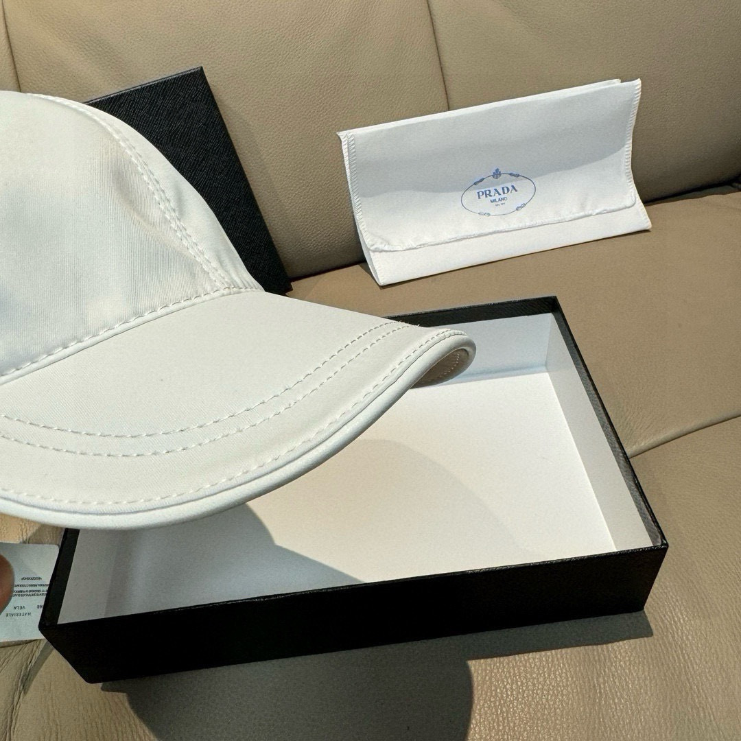 프라다(PRADA) 삼각 로고 나일론 볼캡 모자