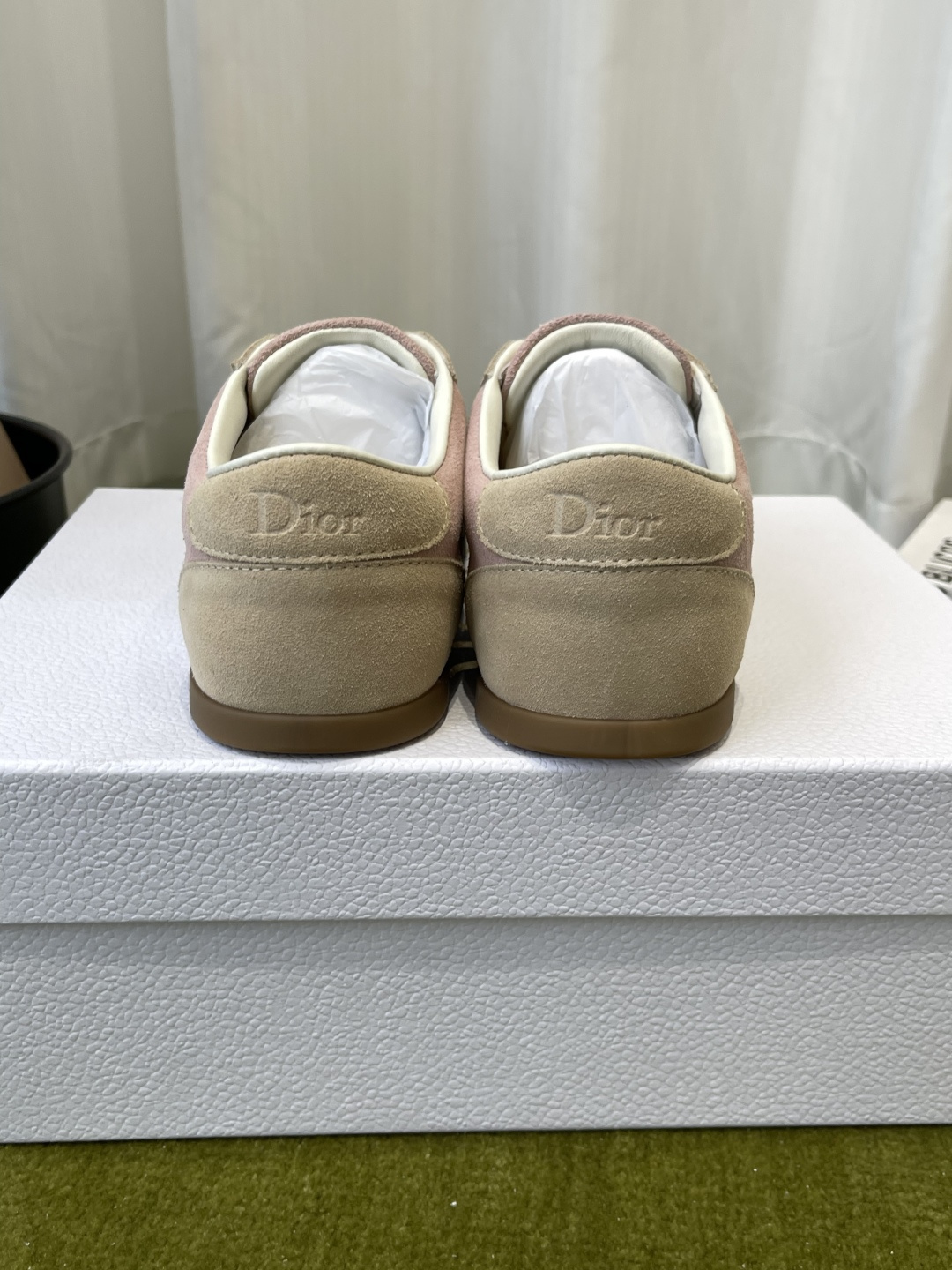 디올(DIOR) 리본 레터링 스웨이드 독일군 스니커즈 신발