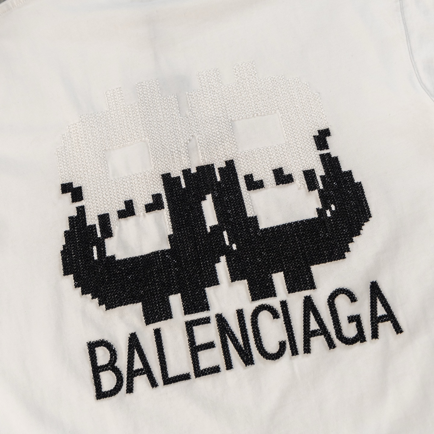 발렌시아가(BALENCIAGA) 픽셀 자수 반팔 티셔츠 의류
