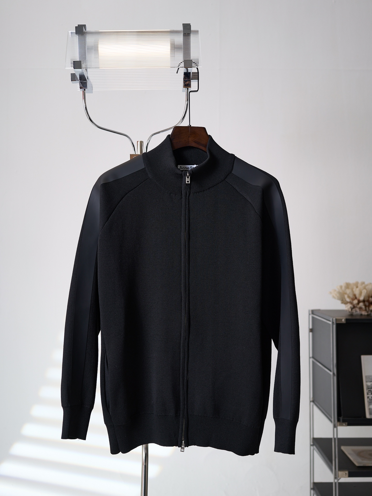 아크네(Acne studios) 실리콘 엠보 레더 집업 니트 가디건 의류