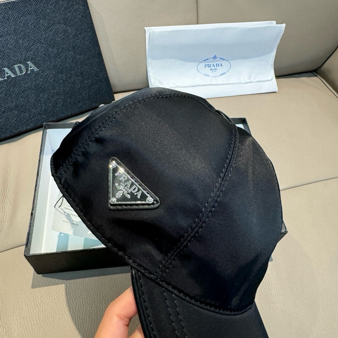프라다(PRADA) 삼각 로고 나일론 볼캡 모자