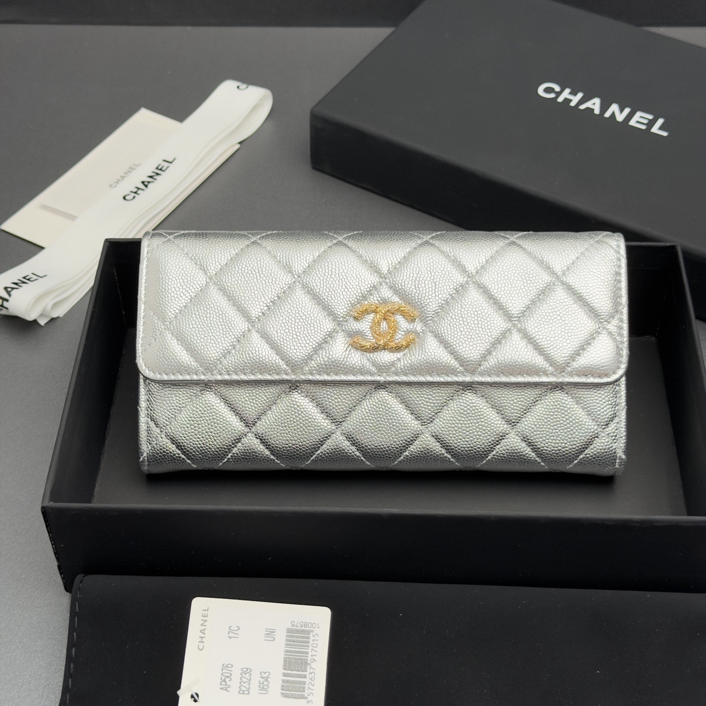 [Chanel] 샤넬 26SS 캐비어 멀티 젬스톤 플랩 장지갑