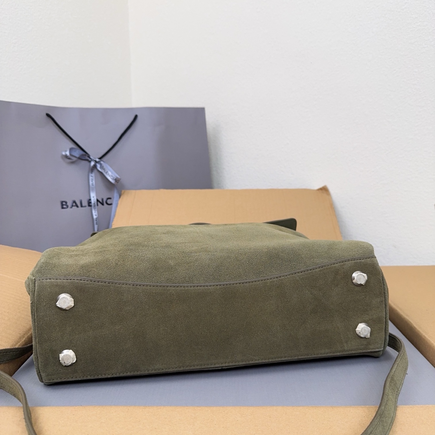 BALENCIAGA 발렌시아가 Rodeo 로데오 미디엄 핸드백 (스웨이드 누벅 / 램스킨 라이닝) 가방