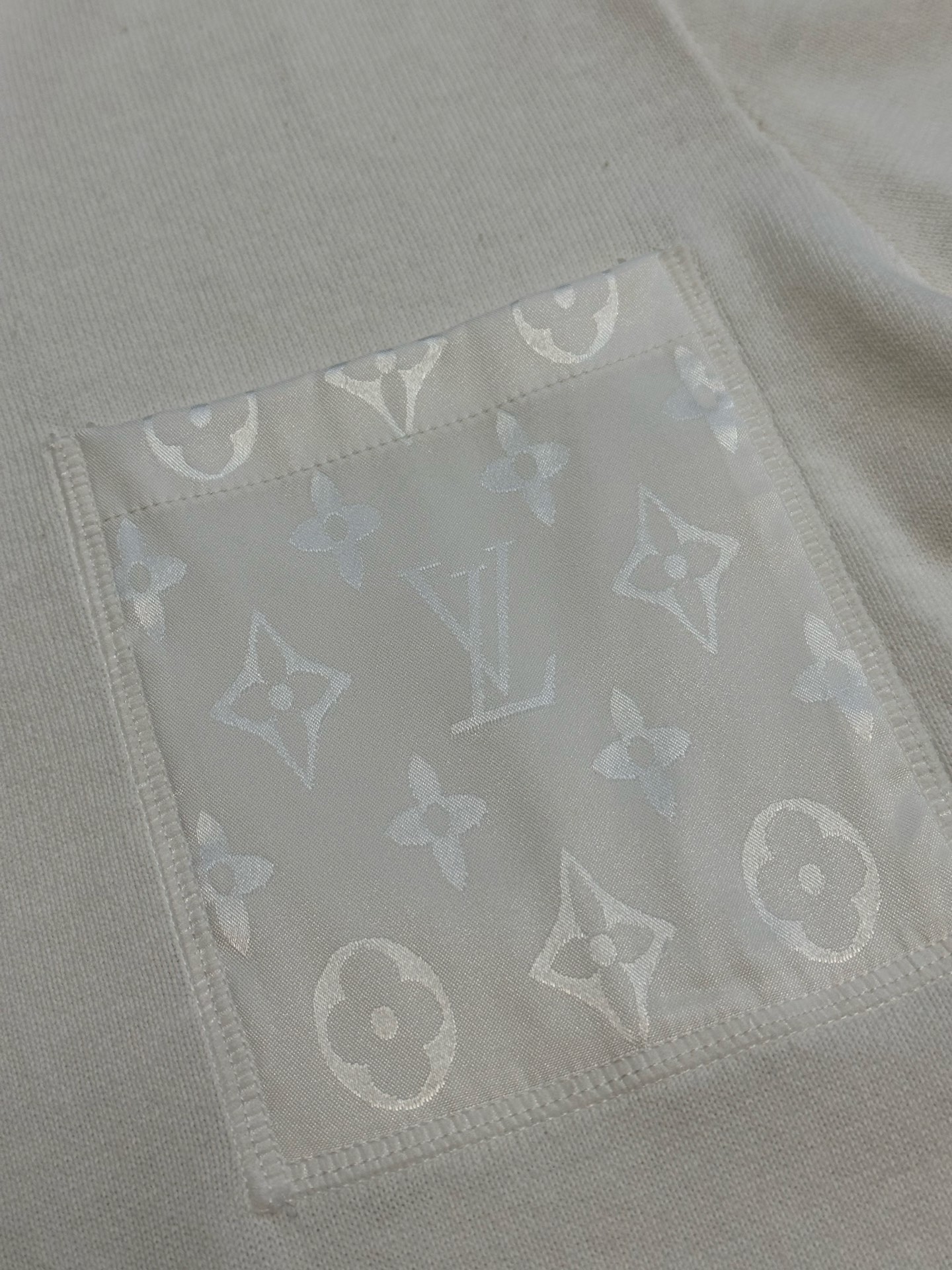 루이비통(LV) 화이트 니트 반팔 티셔츠 의류