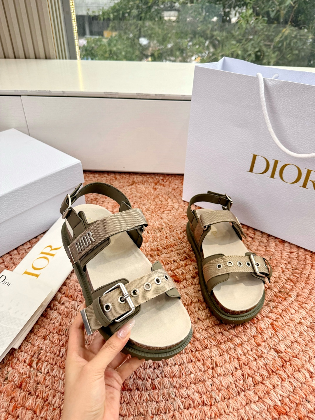 디올(DIOR) CD 버클 샌들 신발