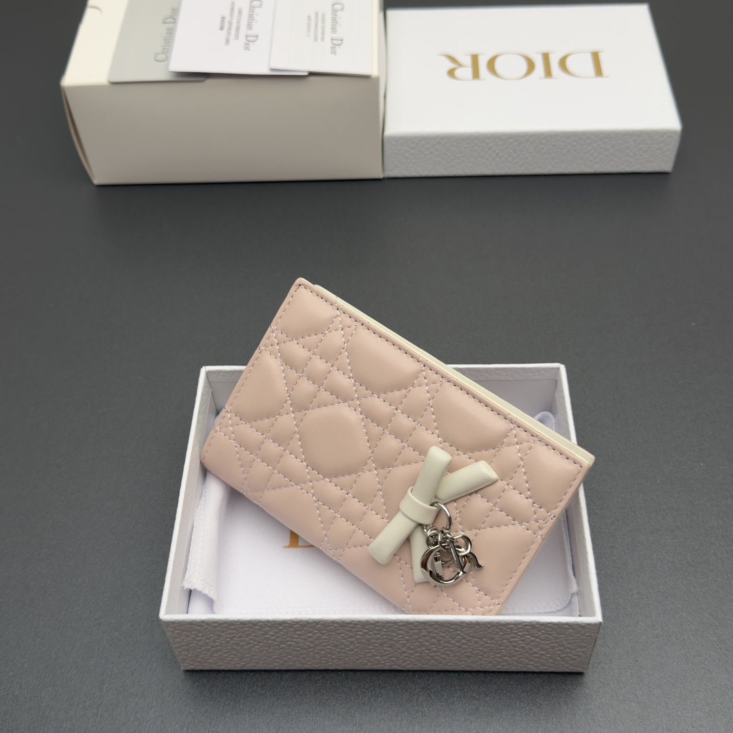 [Dior] 디올 Lady 레이디 까나쥬 램스킨 패스포트 홀더 지갑 / S2626