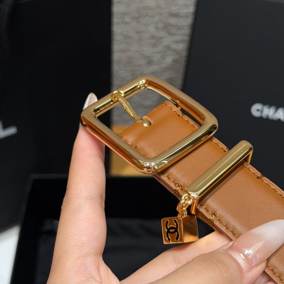 샤넬(CHANEL) 카프스킨 브라스 핀 골드 버클 벨트