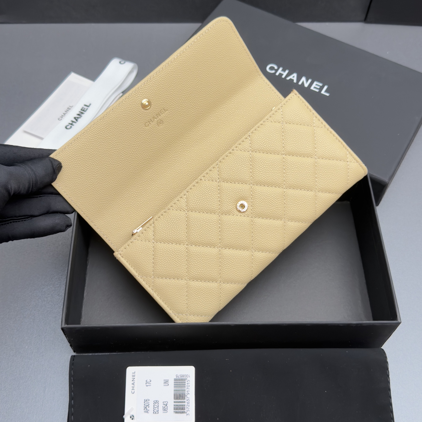 [Chanel] 샤넬 26SS 캐비어 멀티 젬스톤 플랩 장지갑