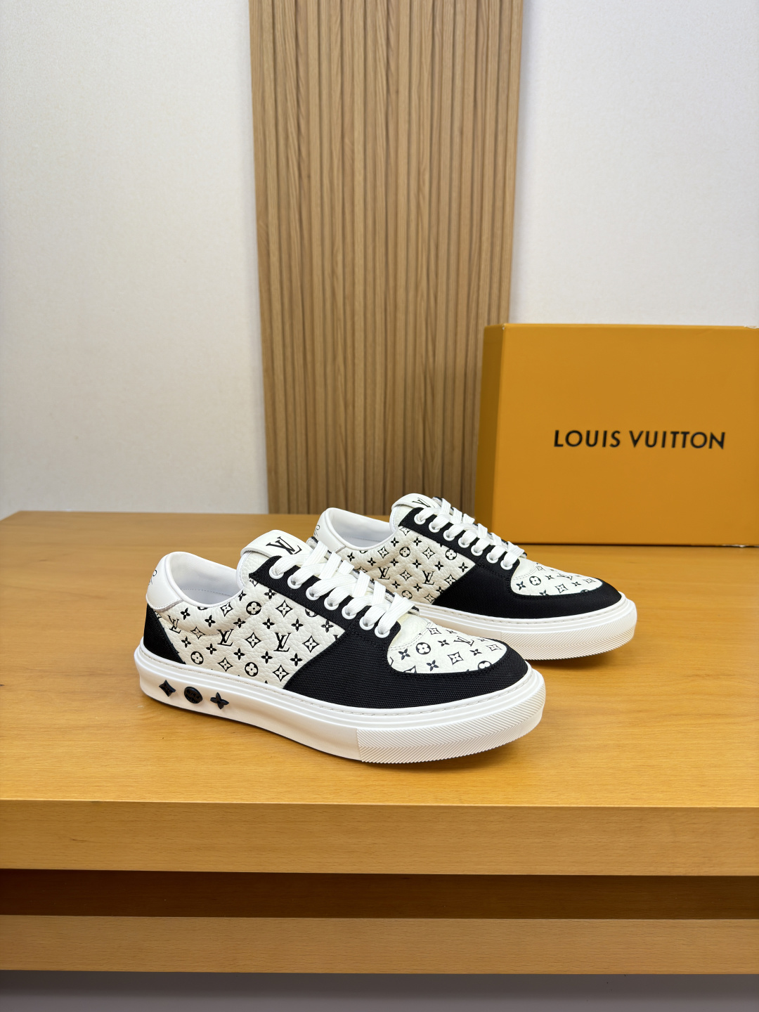 [Louis Vuitton] LV 루이비통 프리미엄 슈링크 레더 & 컬러 프린트 모노그램 스니커즈 신발