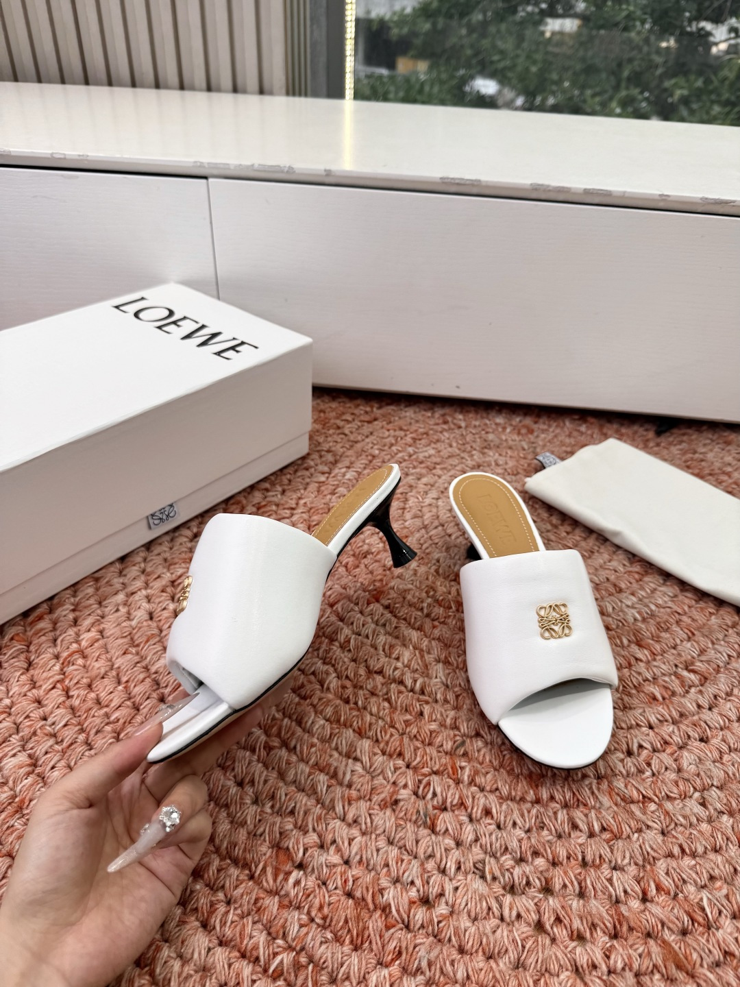 로에베(LOEWE) 아나그램 페블 슬리퍼 샌들 신발
