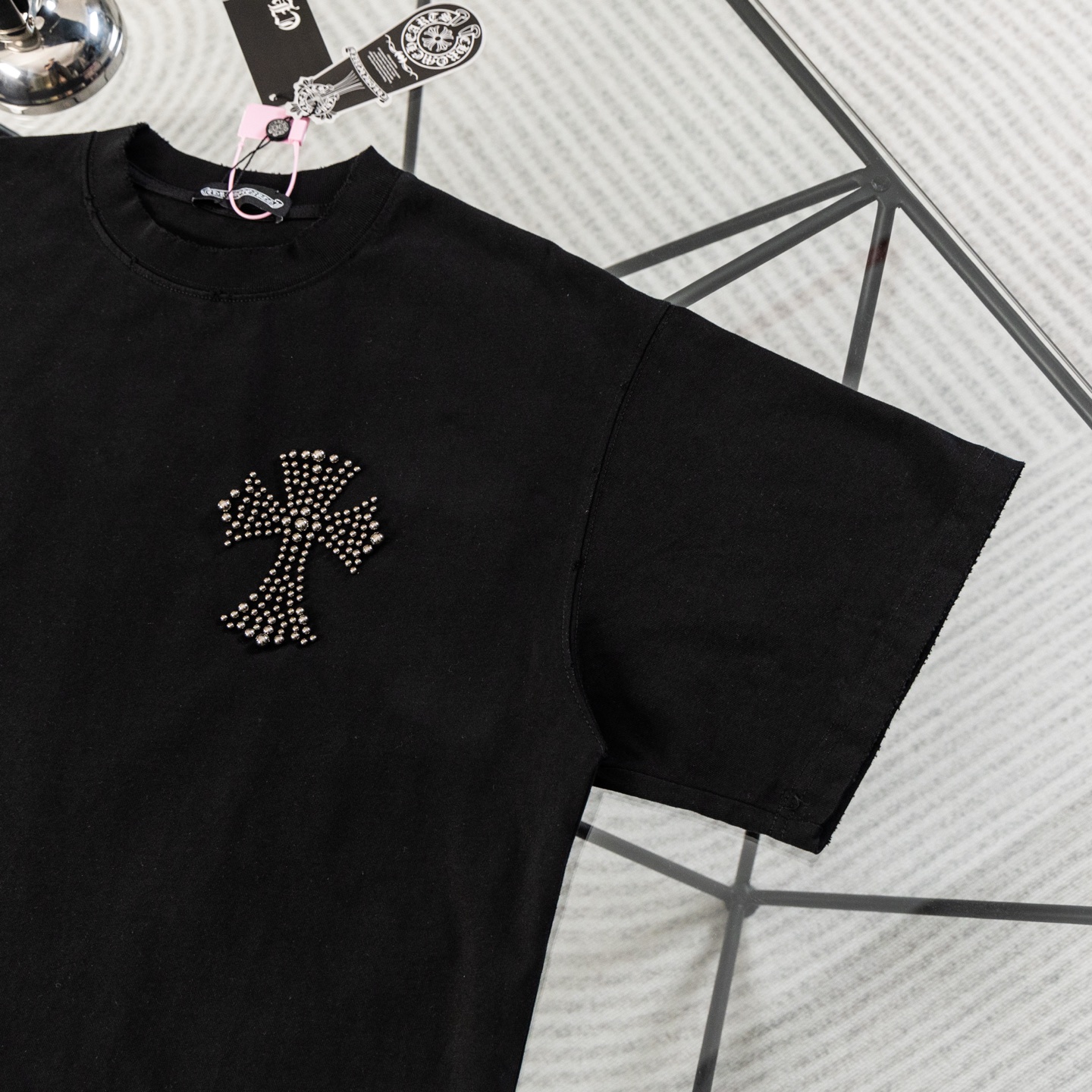 크롬하츠(CHROME HEARTS) 십자가 스터드 반팔 티셔츠 의류