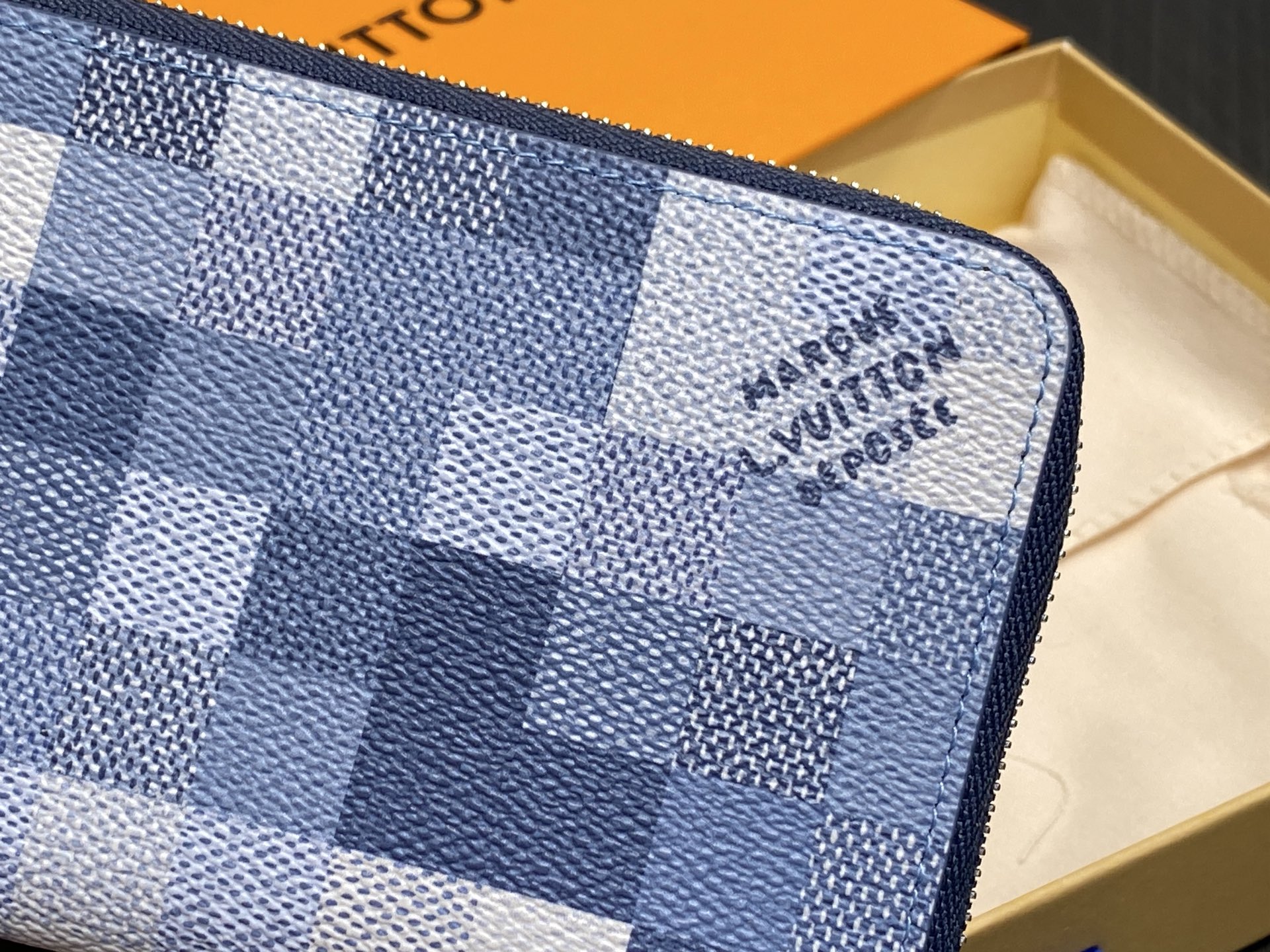 [Louis Vuitton] LV 루이비통 모노그램 마자이크 지피 월릿 호리존탈 (블루) 장지갑