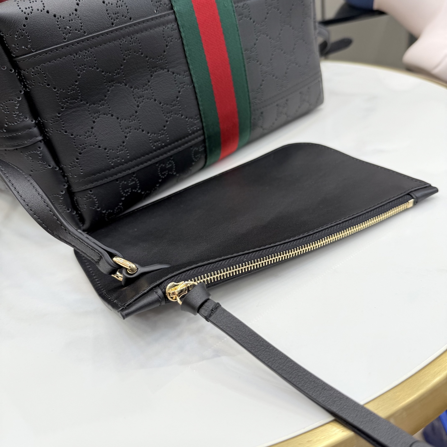 GUCCI 구찌 Generation 제너레이션 GG 질리오(Giglio) 펀칭 레더 토트백 - 블랙 가방