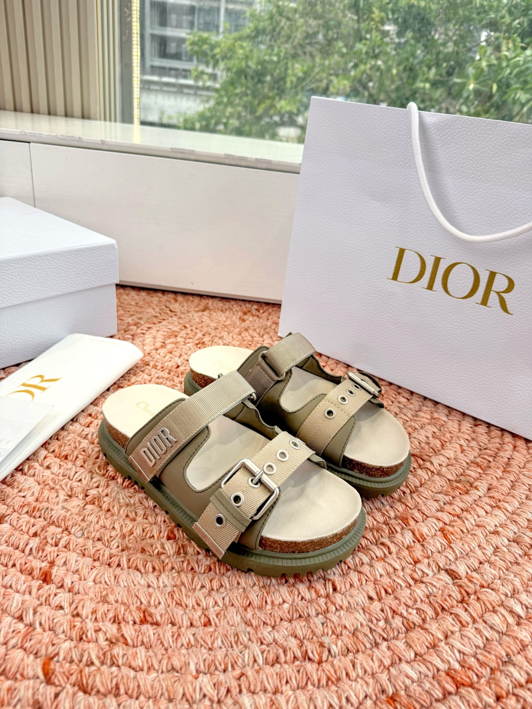 디올(DIOR) CD 버클 슬리퍼 신발