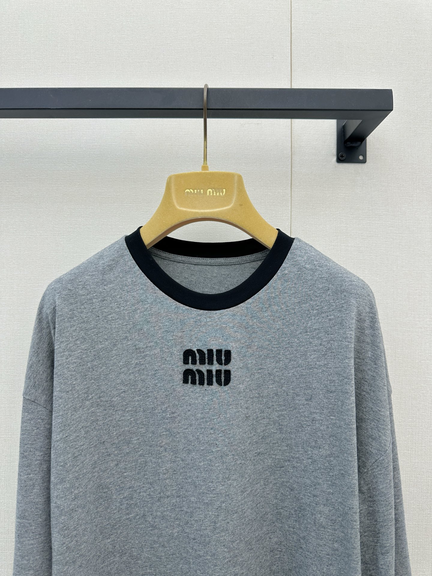 미우미우(MIU MIU) 배색 카라 로고 자수 긴팔 티셔츠 상의 의류