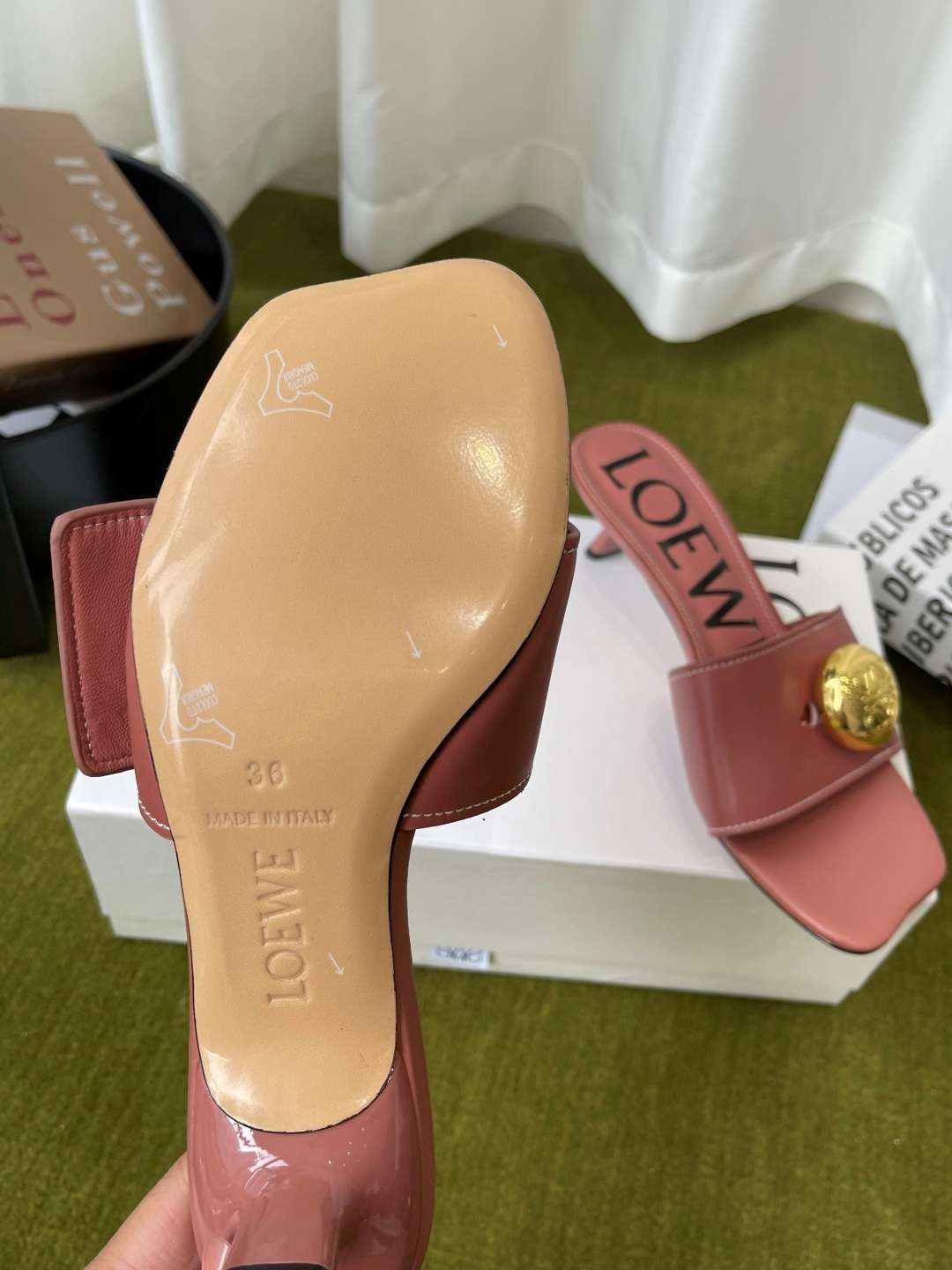 로에베(LOEWE) 메달 스퀘어토 키튼힐 뮬 샌들 신발