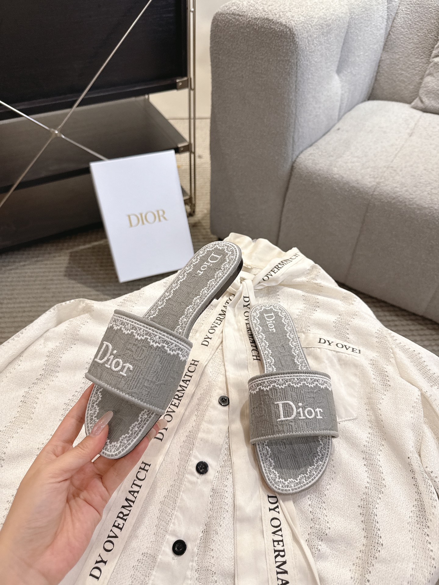 디올(DIOR) 플라워 자수 로고 슬라이드 슬리퍼