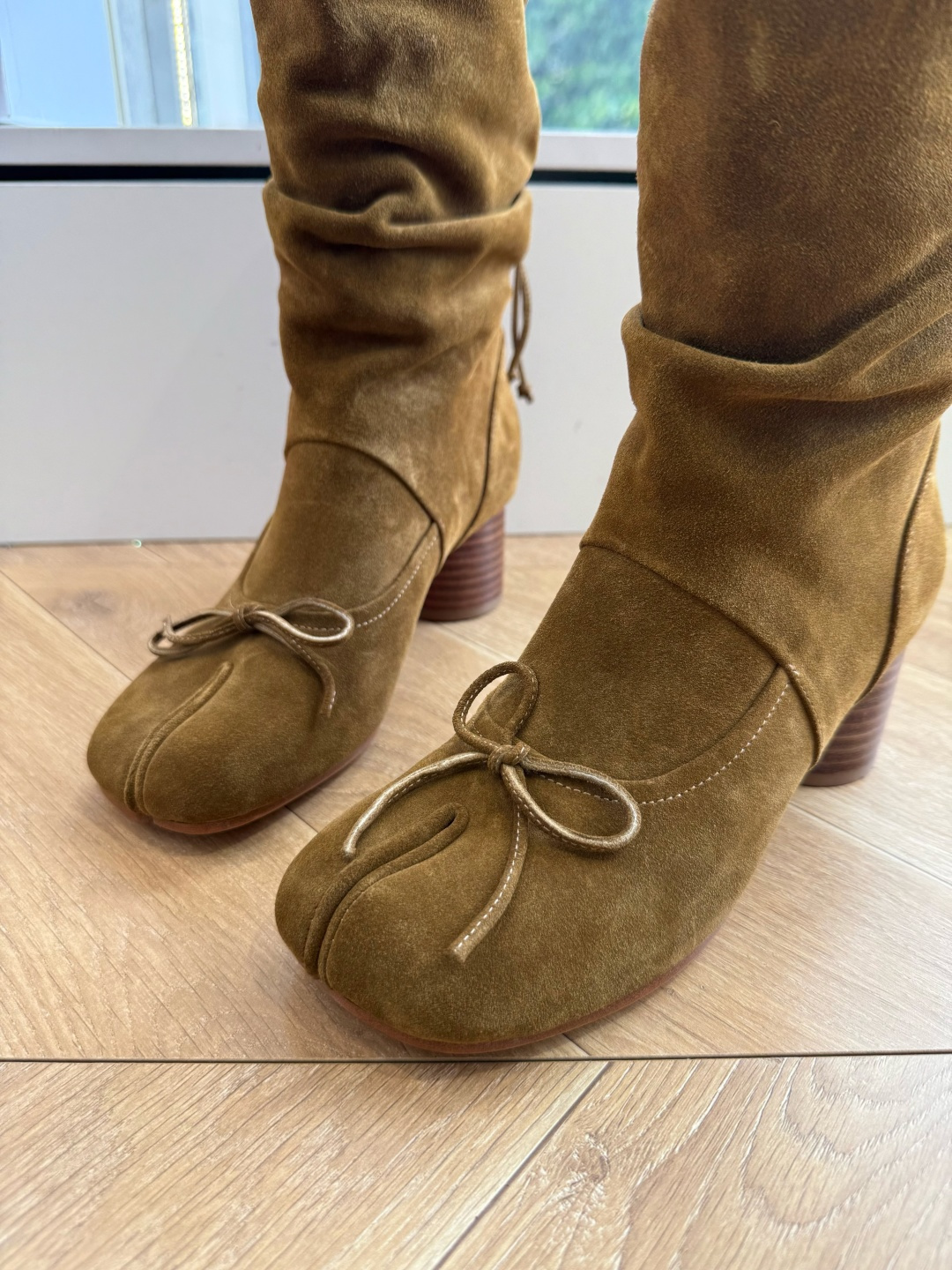메종 마르지엘라(Maison Margiela) 타비 스웨이드 미들 부츠 신발