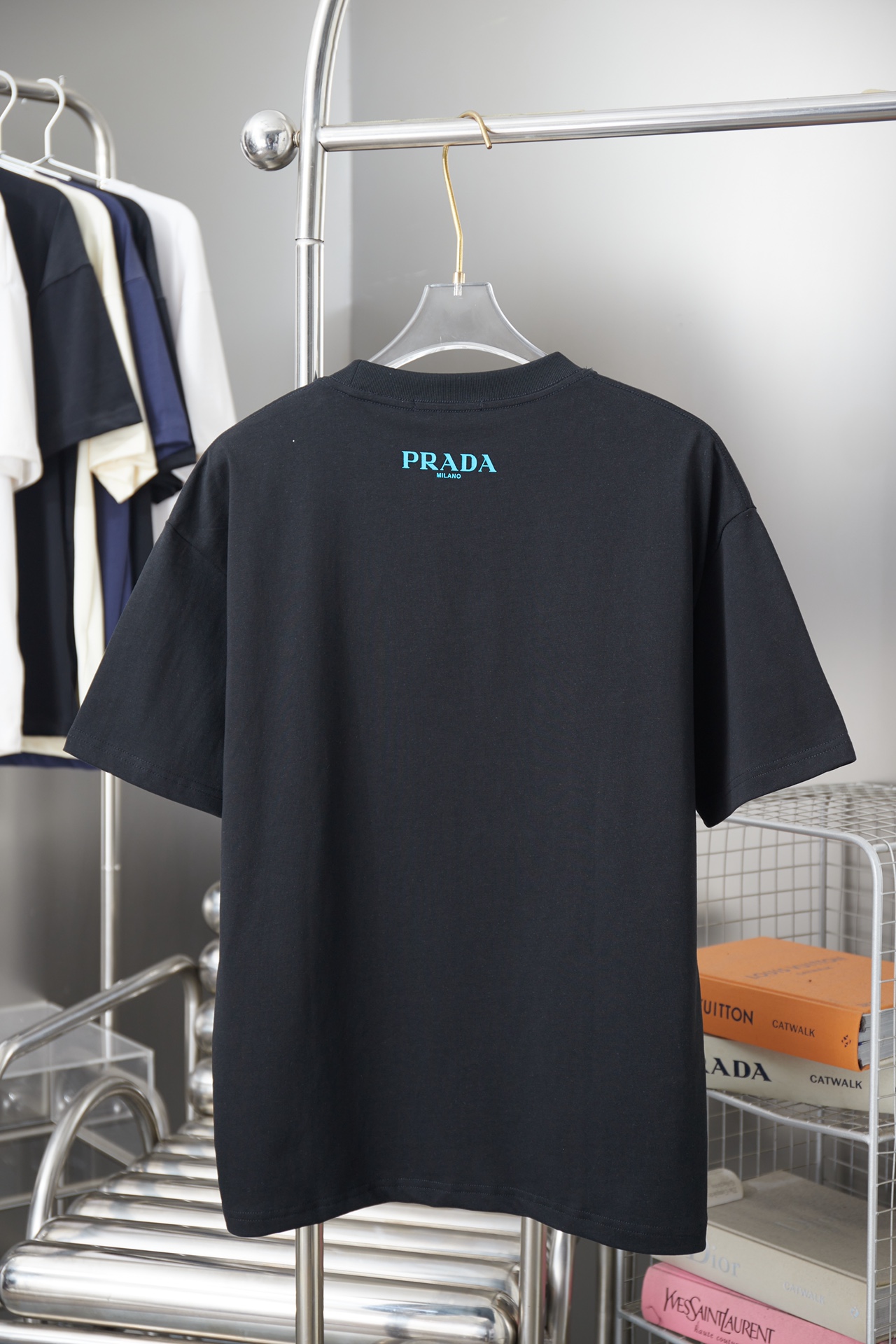 프라다(PRADA) 자수 로고 반팔 티셔츠 상의 의류