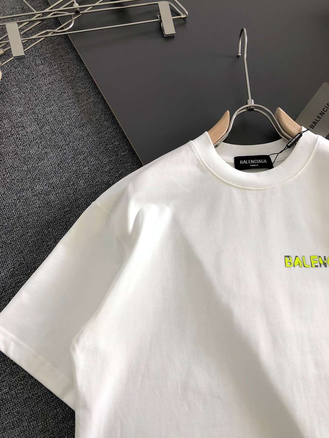 발렌시아가(BALENCIAGA) 그래픽 프린트 반팔 티셔츠 상의 의류