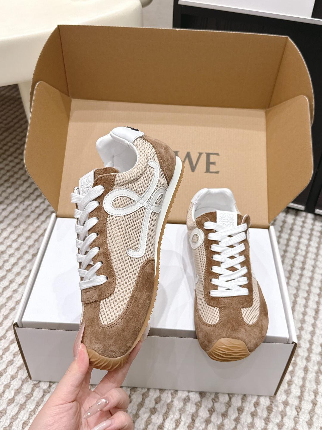 로에베(LOEWE) 스웨이드 메시 러너 스니커즈 신발