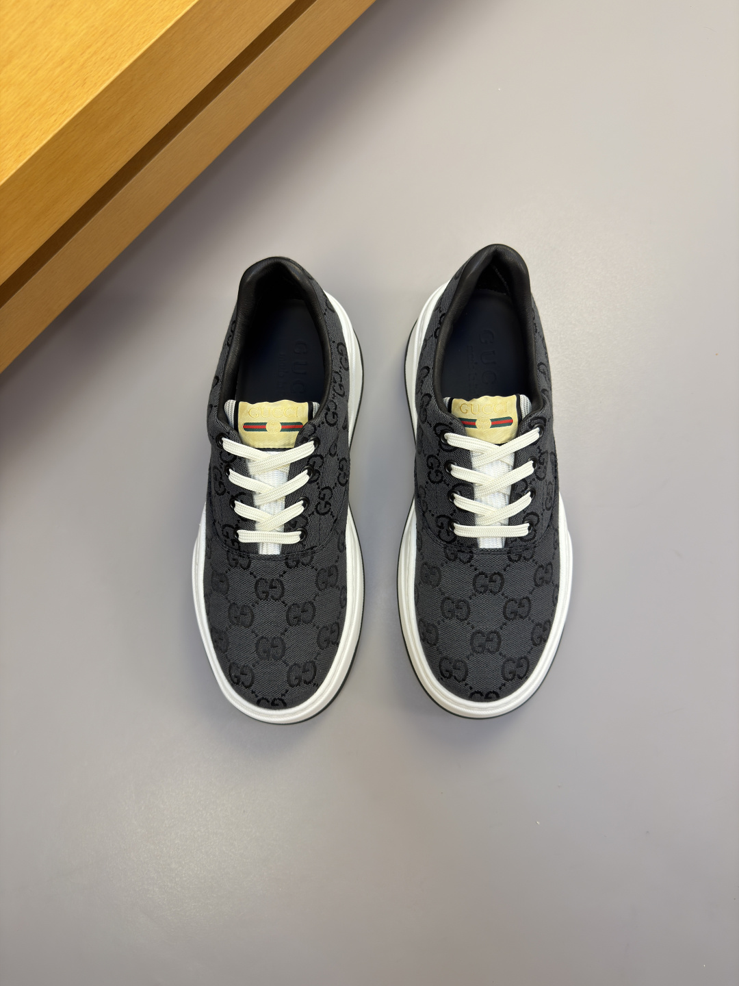 GUCCI 구찌 나파 소가죽 & 로고 패브릭 스니커즈 신발
