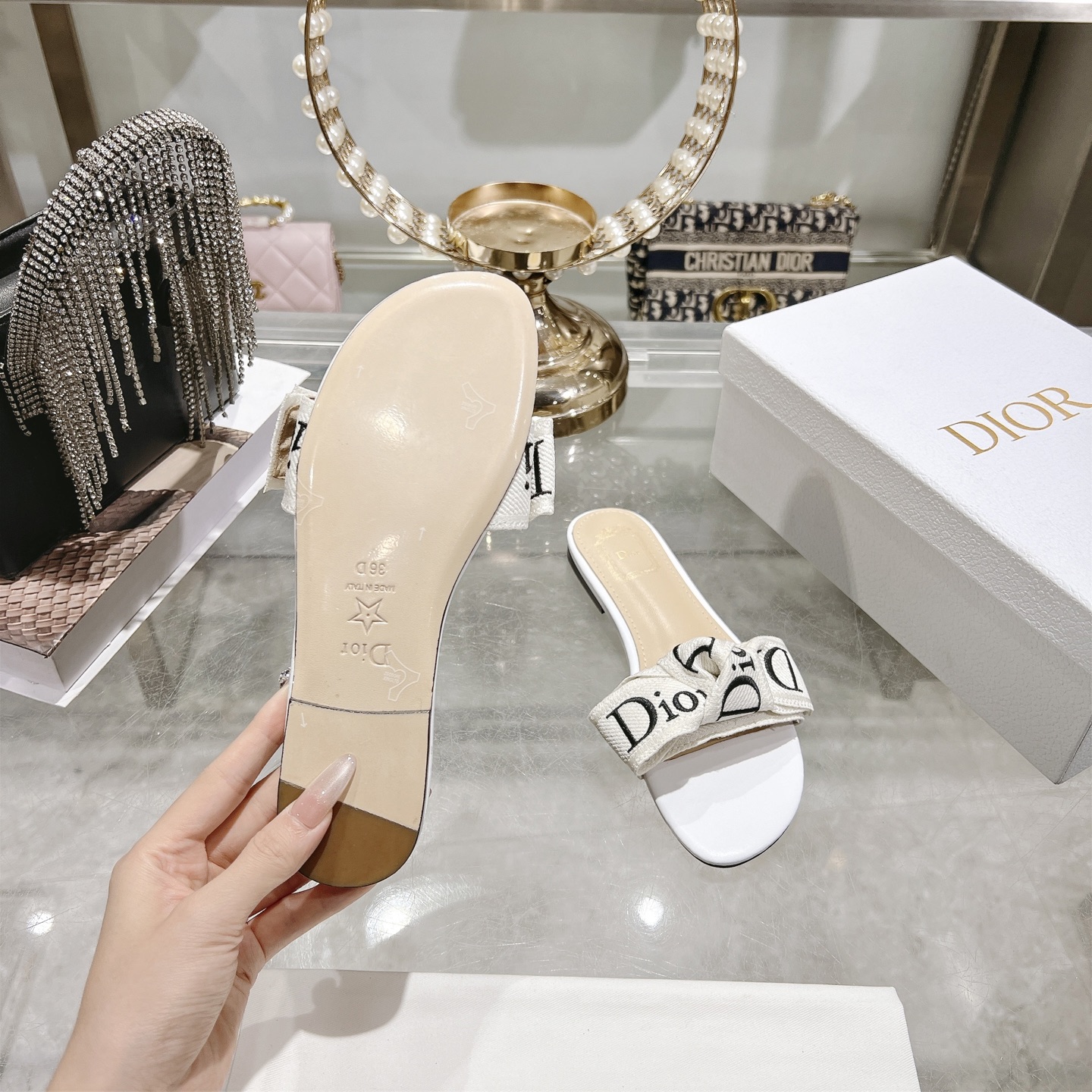 디올(DIOR) 리본 슬라이드 슬리퍼 신발