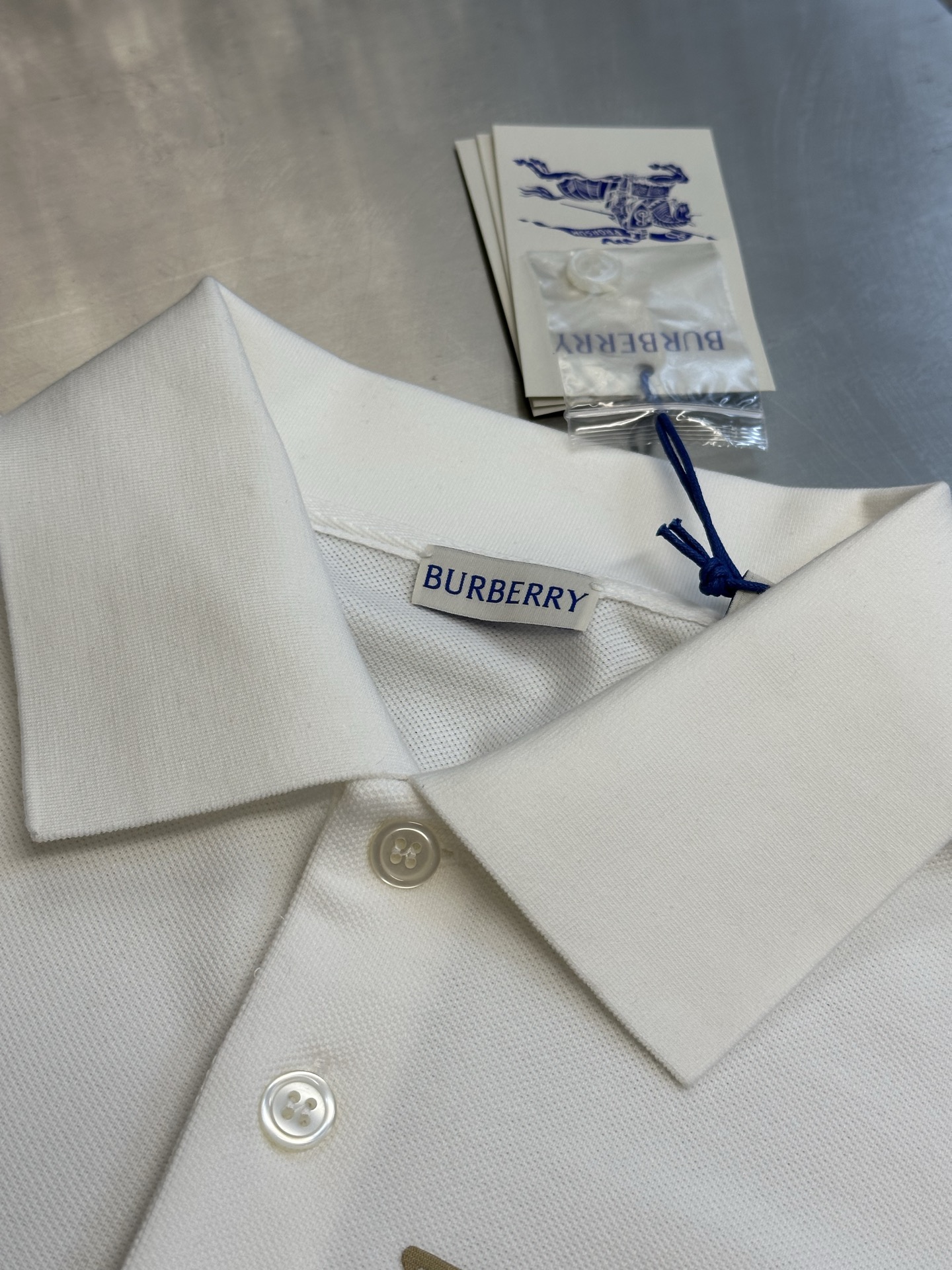 버버리(BURBERRY) 자수 패치 폴로 셔츠 의류