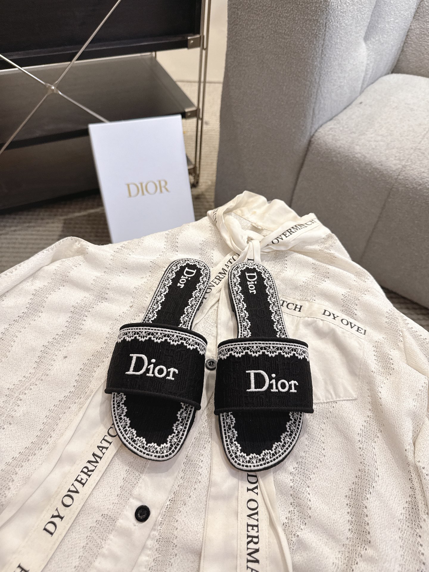 디올(DIOR) 플라워 자수 로고 슬라이드 슬리퍼
