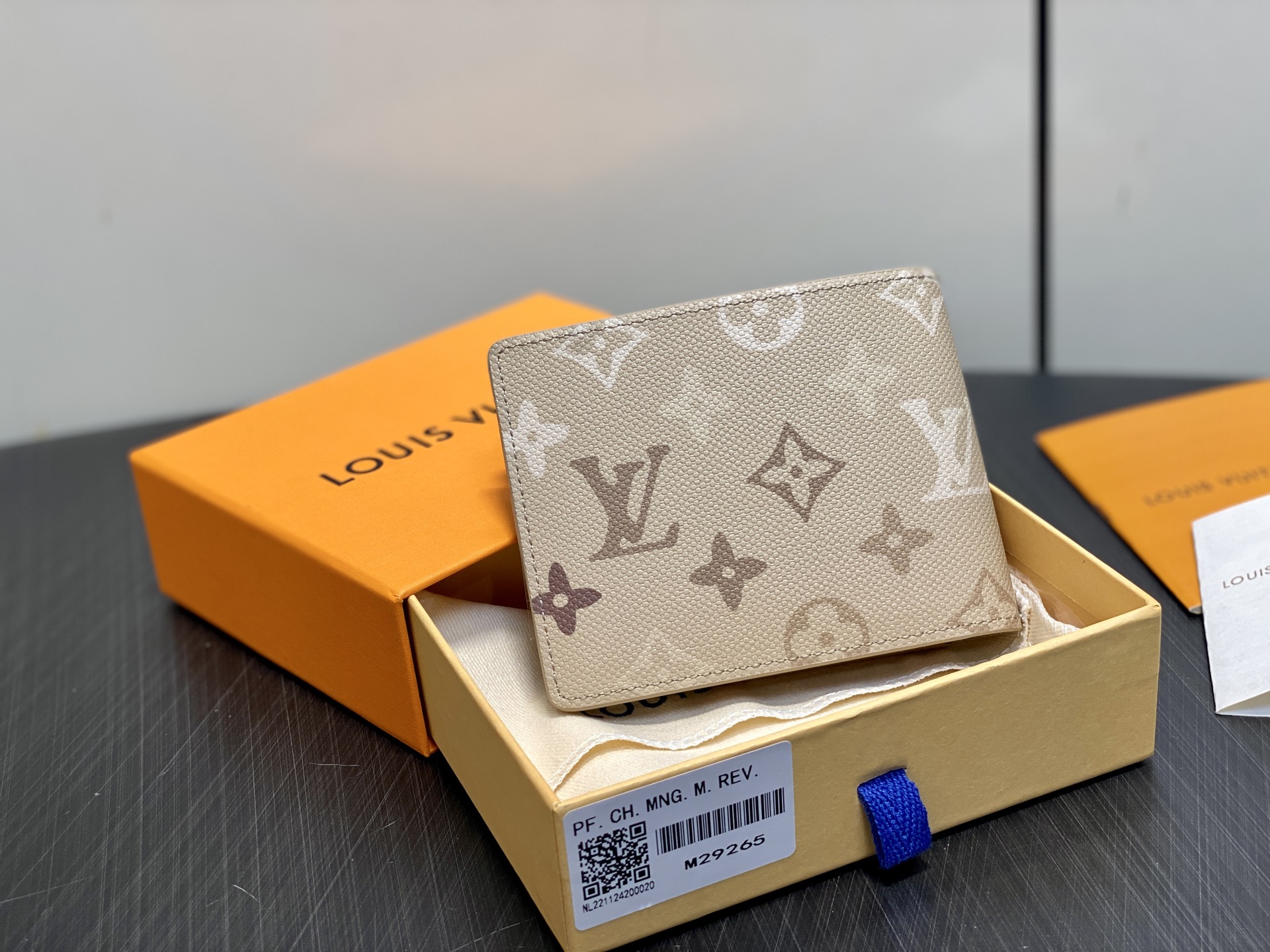 [Louis Vuitton] LV 루이비통 모노그램 서플러스 멀티플 월릿 (에이프리콧 그레이) 지갑