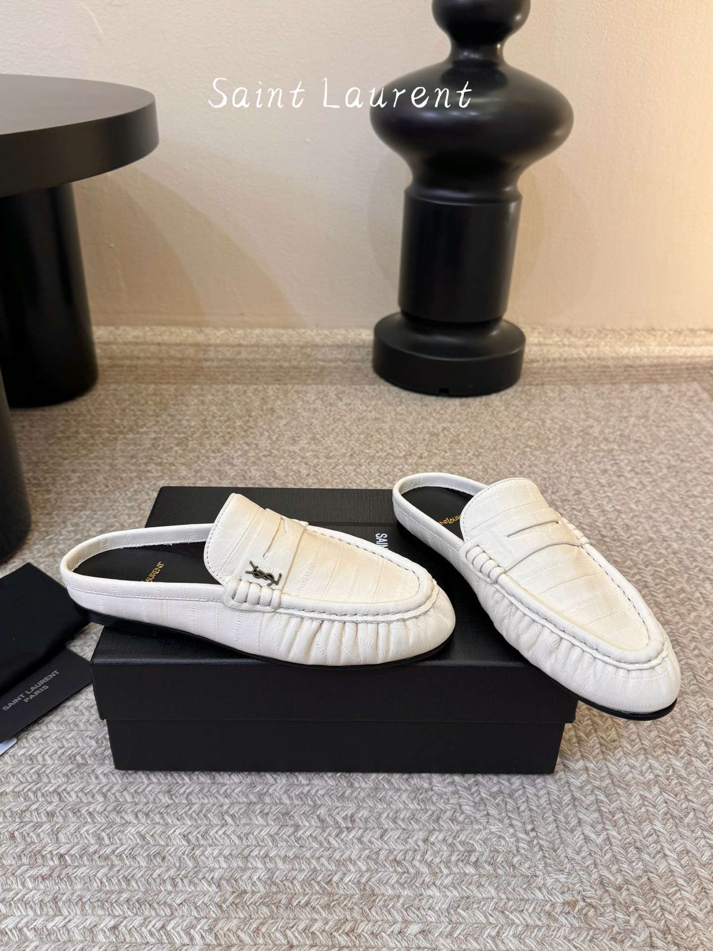생로랑(SAINT LAURENT) 카프 레더 페니 백리스 로퍼 신발