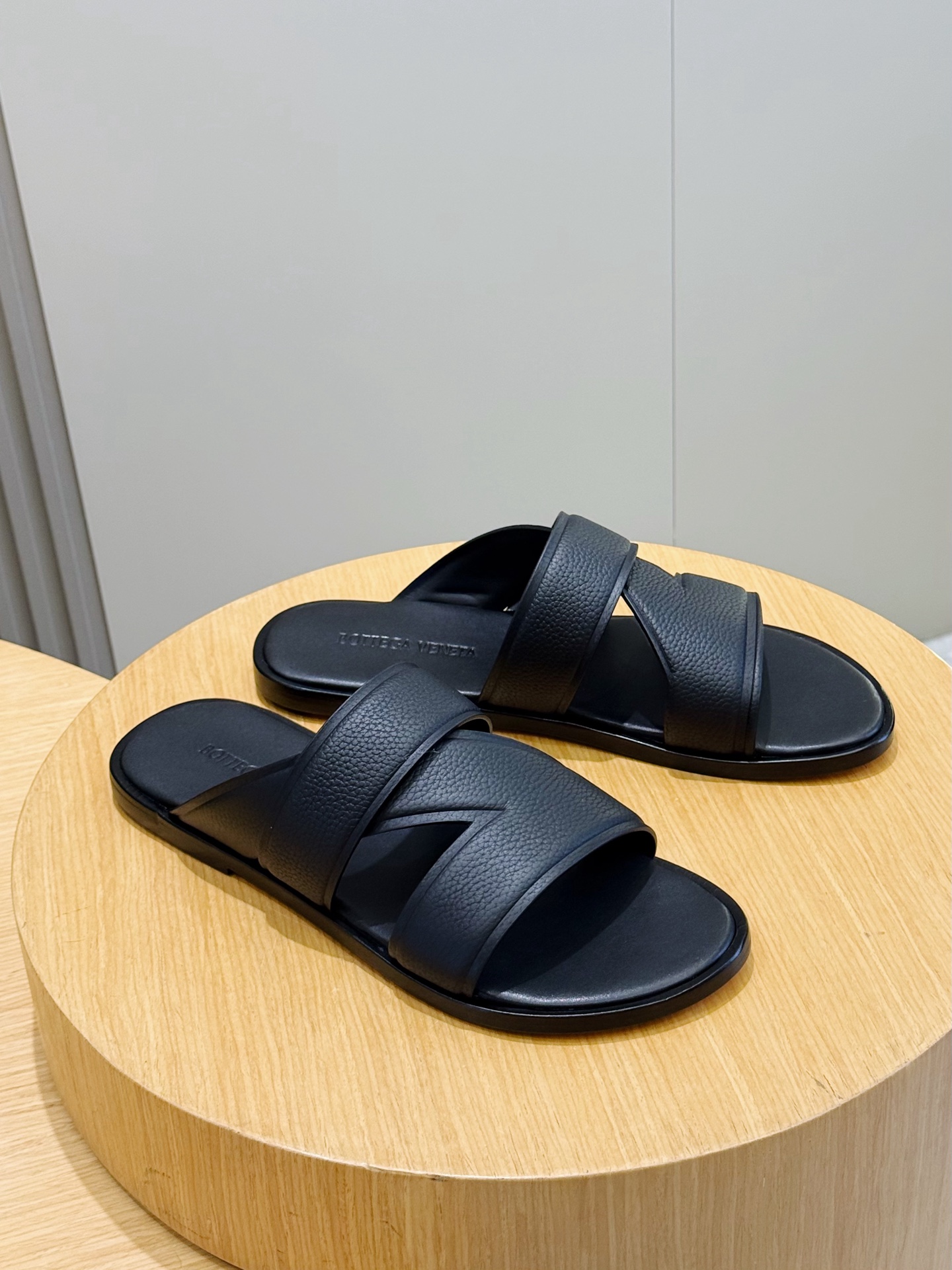 [Bottega Veneta] BV 보테가 베네타 웨이브 인트레치아토 레더 뮬 / 슬라이드 슬리퍼 신발