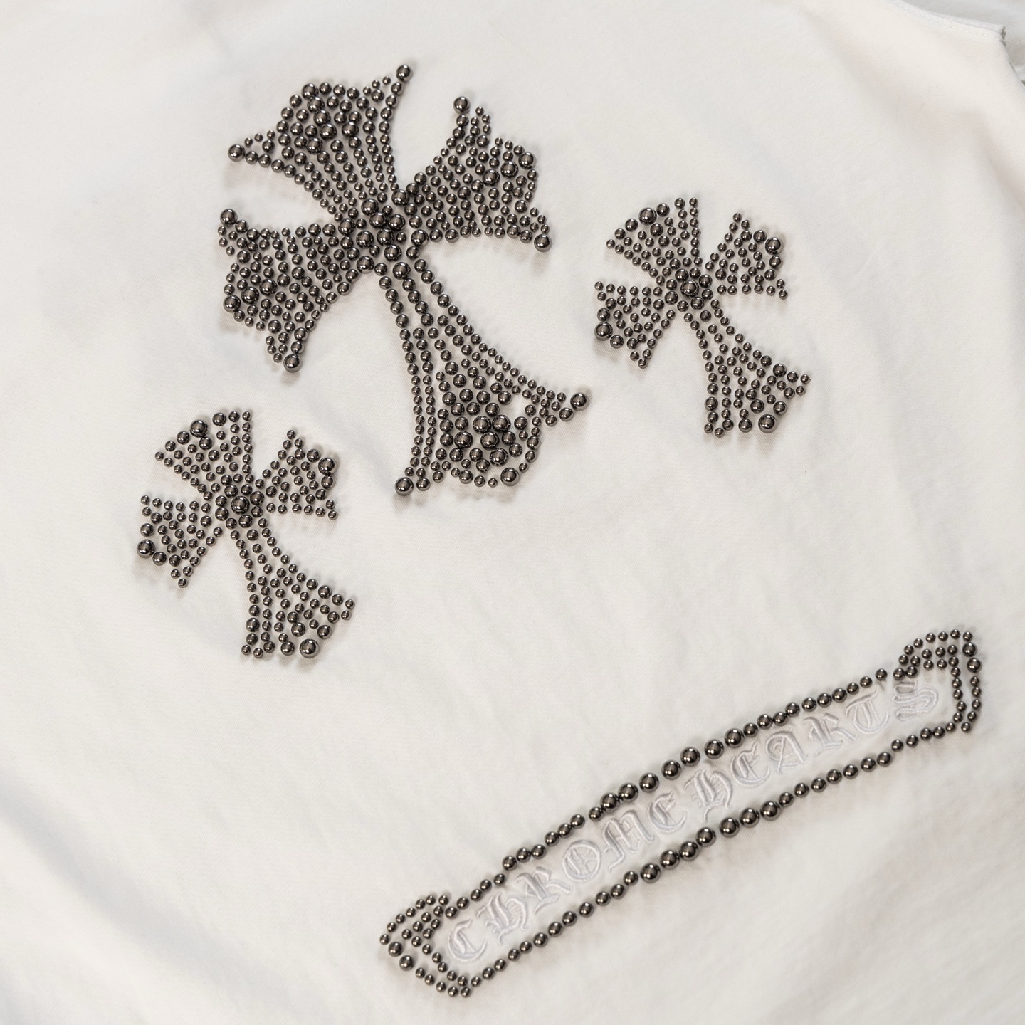 크롬하츠(CHROME HEARTS) 십자가 스터드 반팔 티셔츠 의류