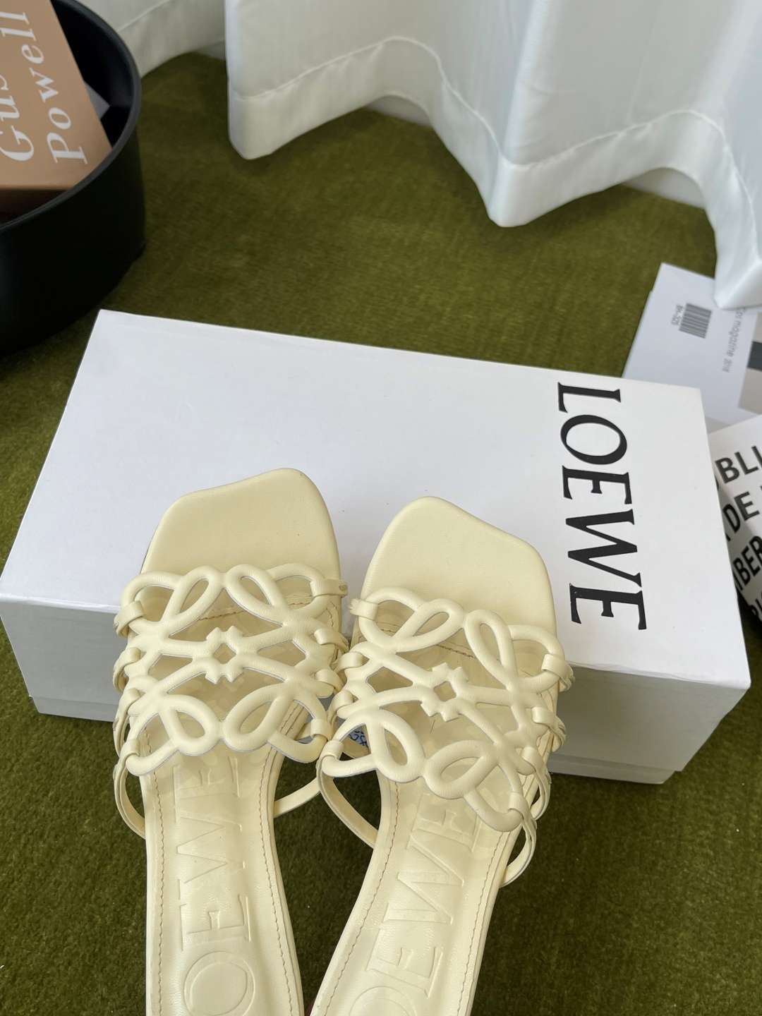 로에베(LOEWE) 아나그램 스트랩 스퀘어토 키튼힐 신발