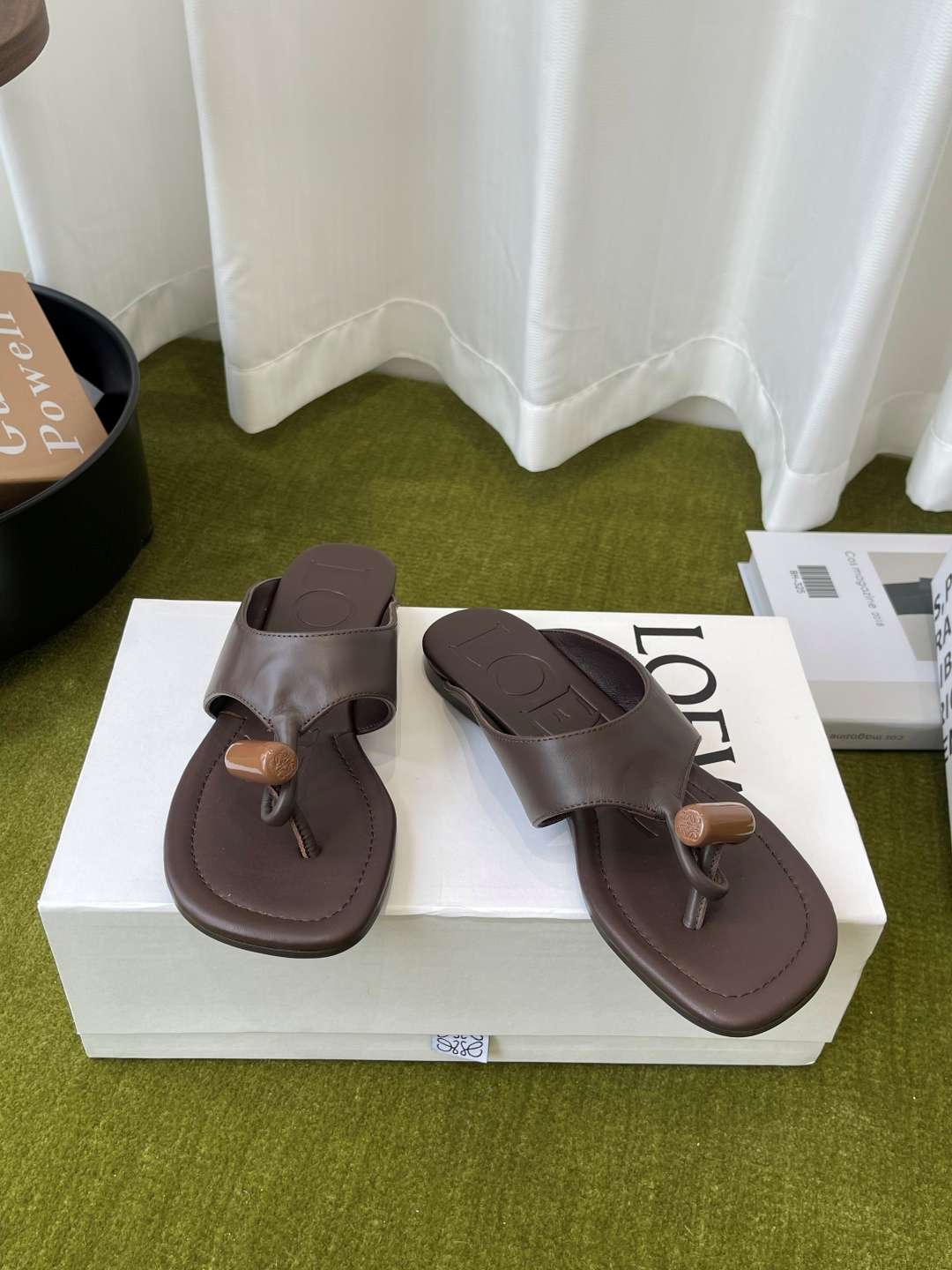 로에베(LOEWE) 토글 장식 토포스트 쪼리 스리퍼 신발