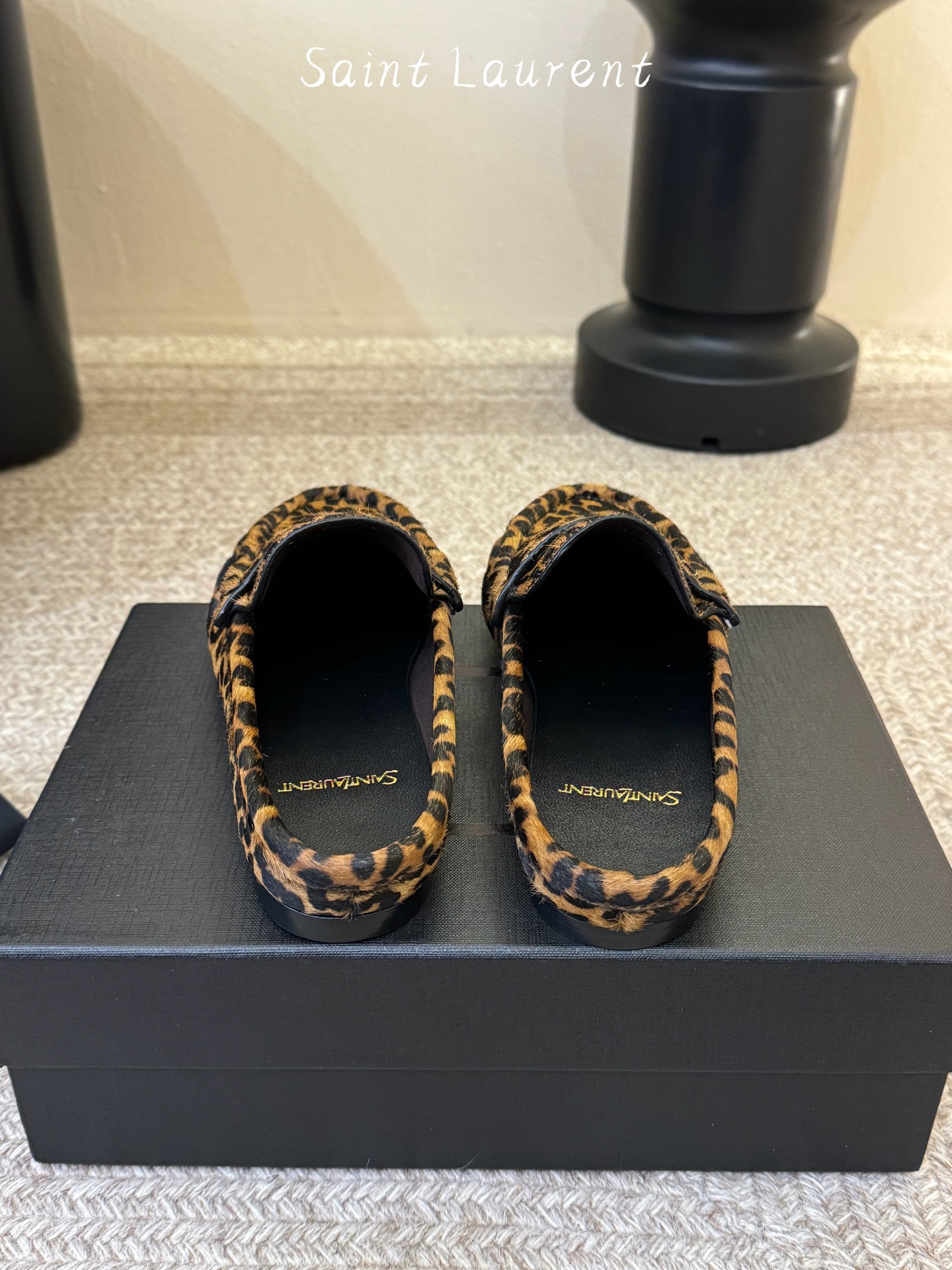 생로랑(SAINT LAURENT) 스웨이드 페니 백리스 로퍼 신발