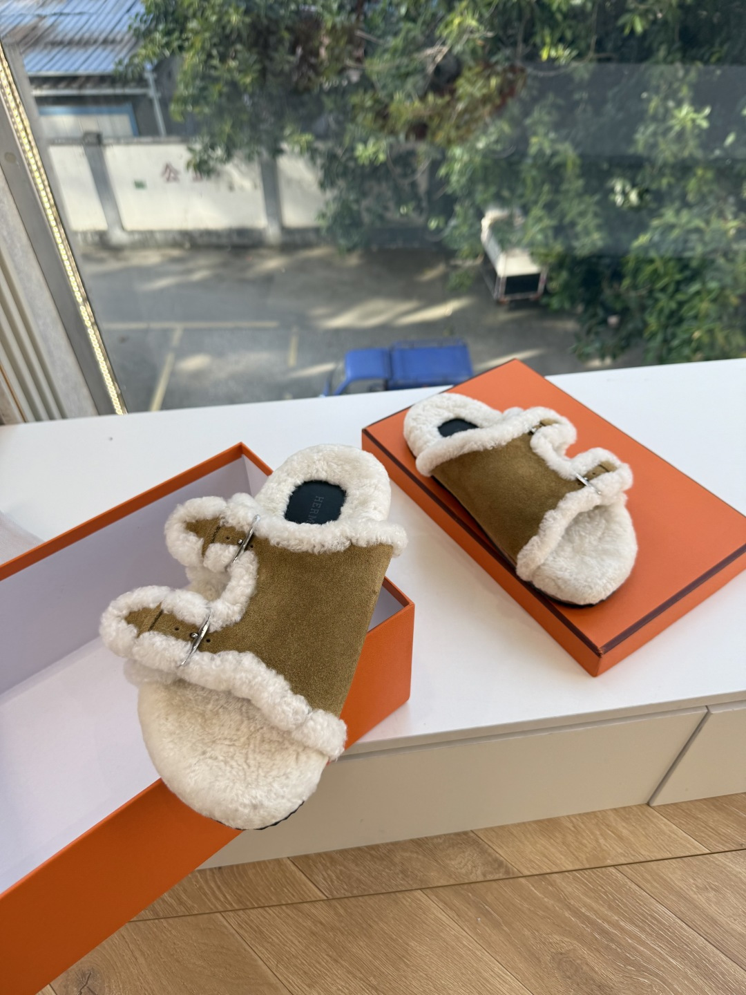 에르메스(HERMES) 시어링 퍼 뮬 슬리퍼 신발