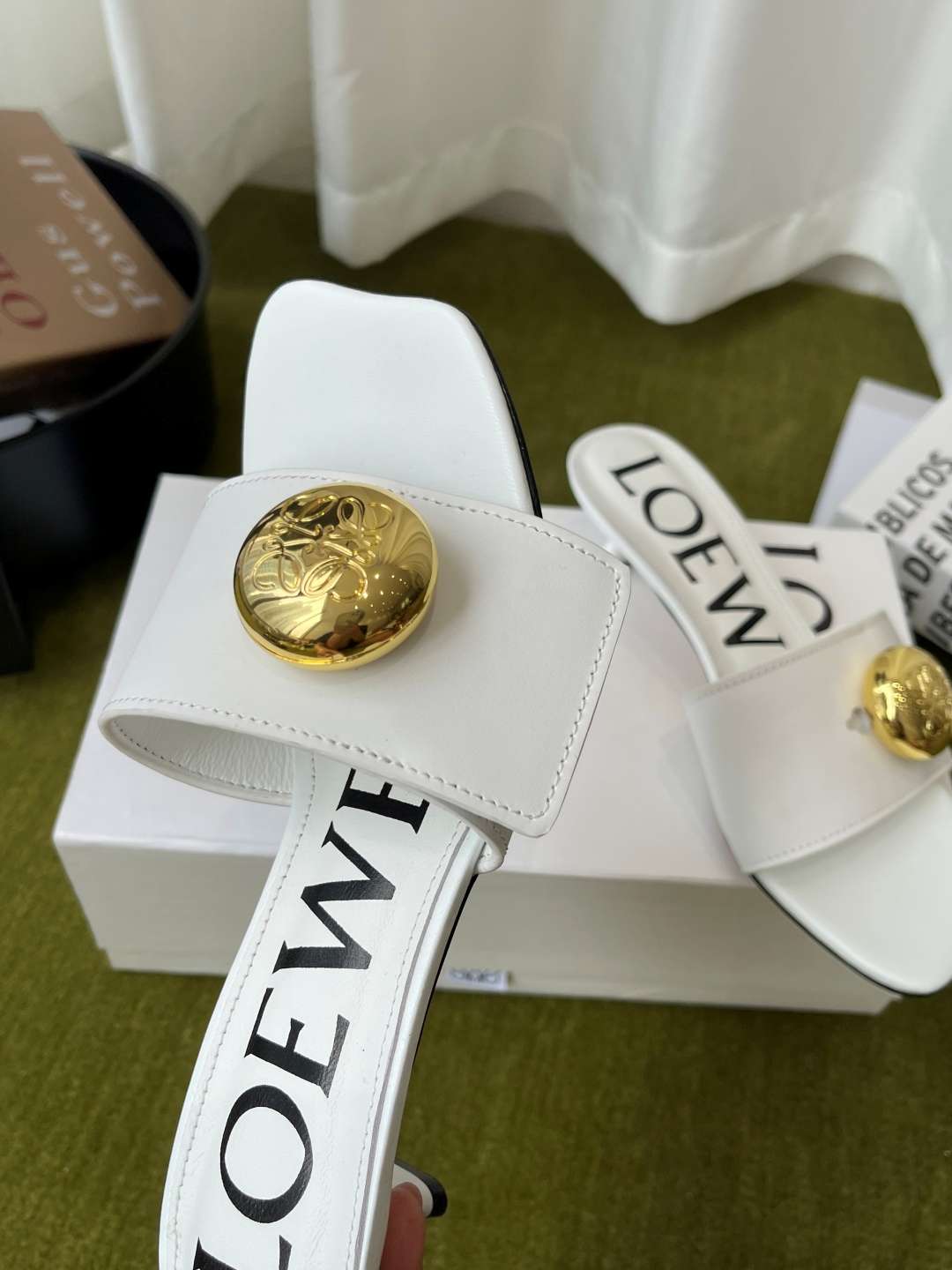 로에베(LOEWE) 메달 스퀘어토 키튼힐 뮬 샌들 신발