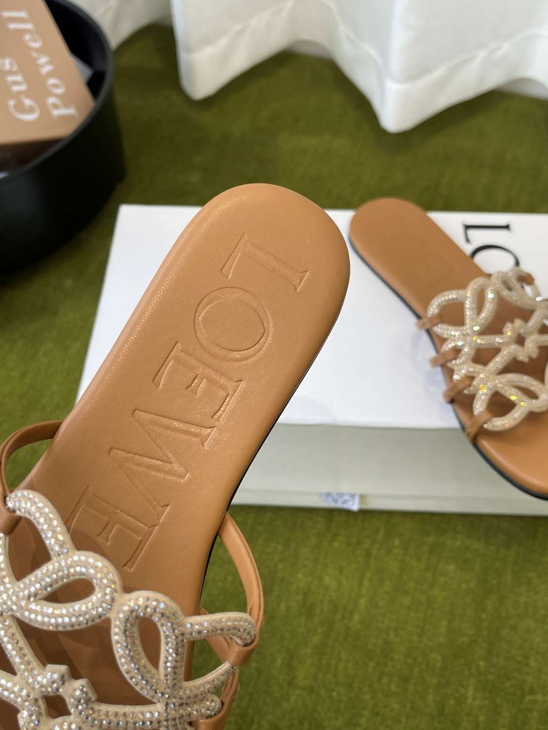 로에베(LOEWE) 라인스톤 스퀘어토 플랫 슬리퍼 신발