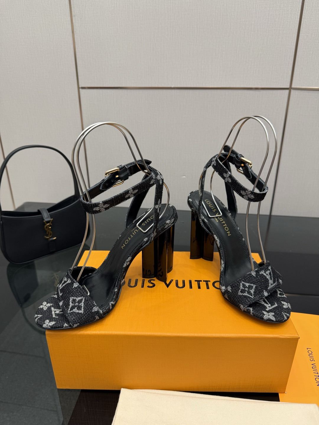 루이비통(LV) 모노그램 데님 앵클 스트랩 샌들 힐 신발