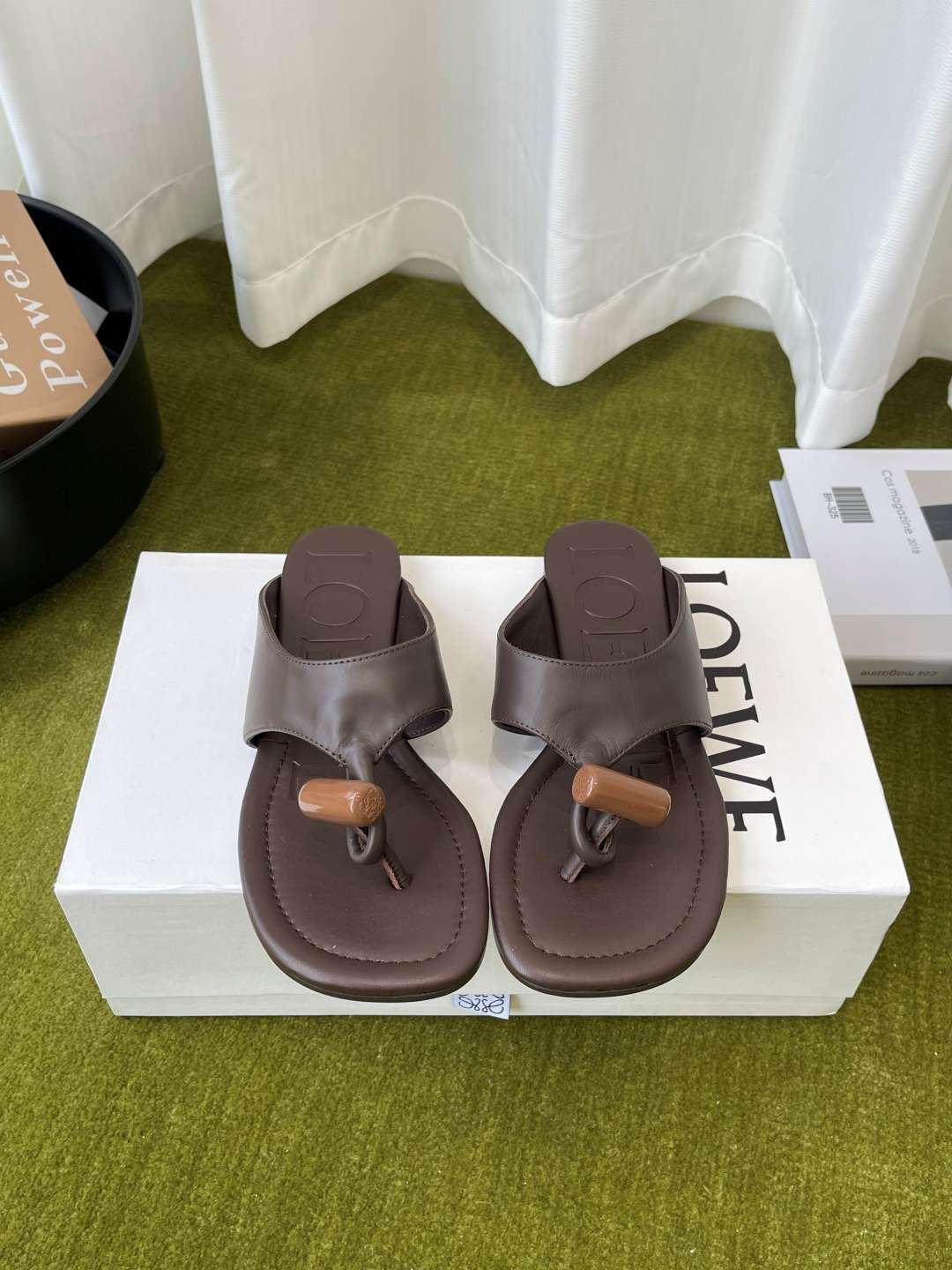 로에베(LOEWE) 토글 장식 토포스트 쪼리 스리퍼 신발