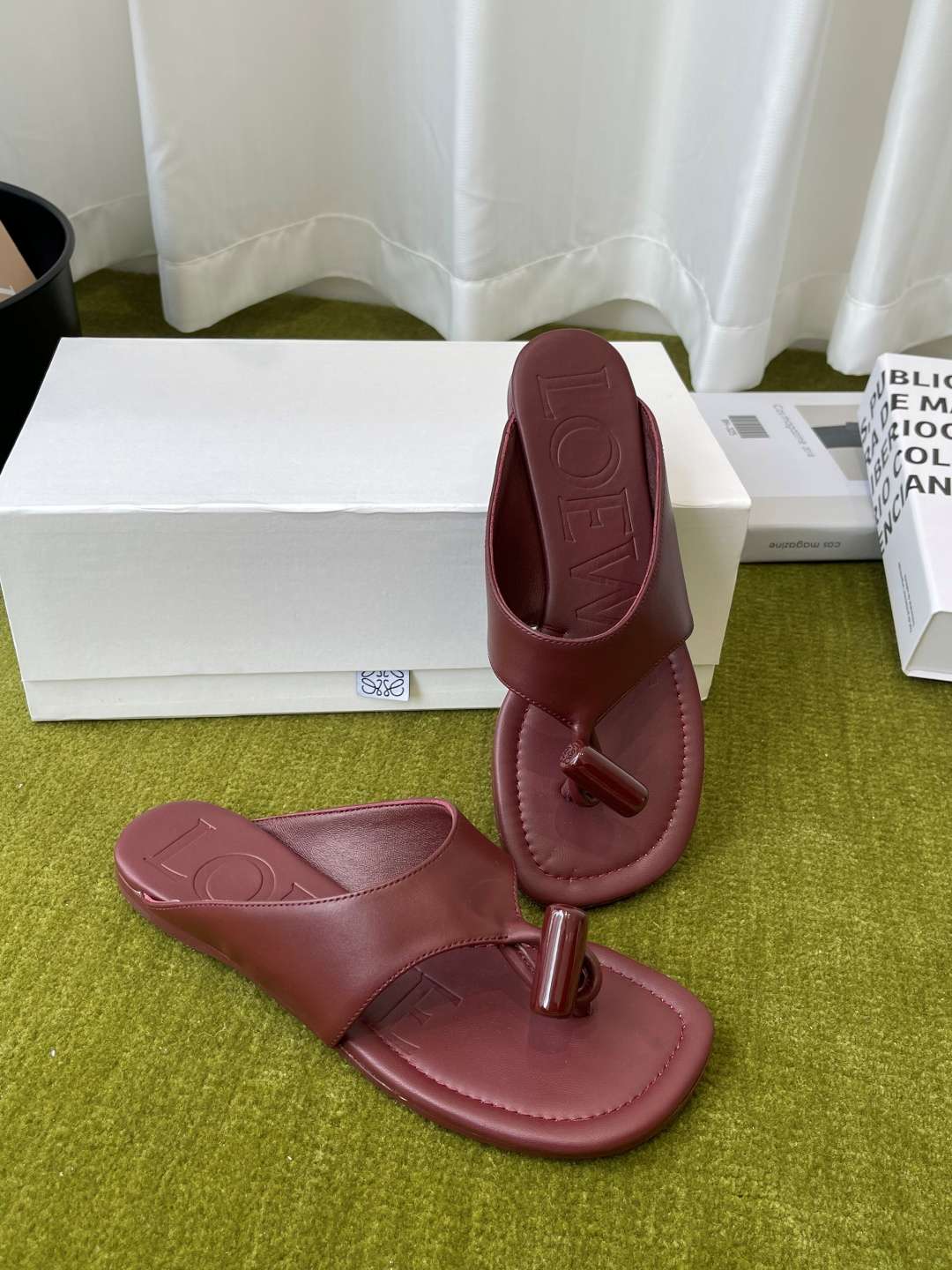 로에베(LOEWE) 토글 장식 토포스트 쪼리 스리퍼 신발