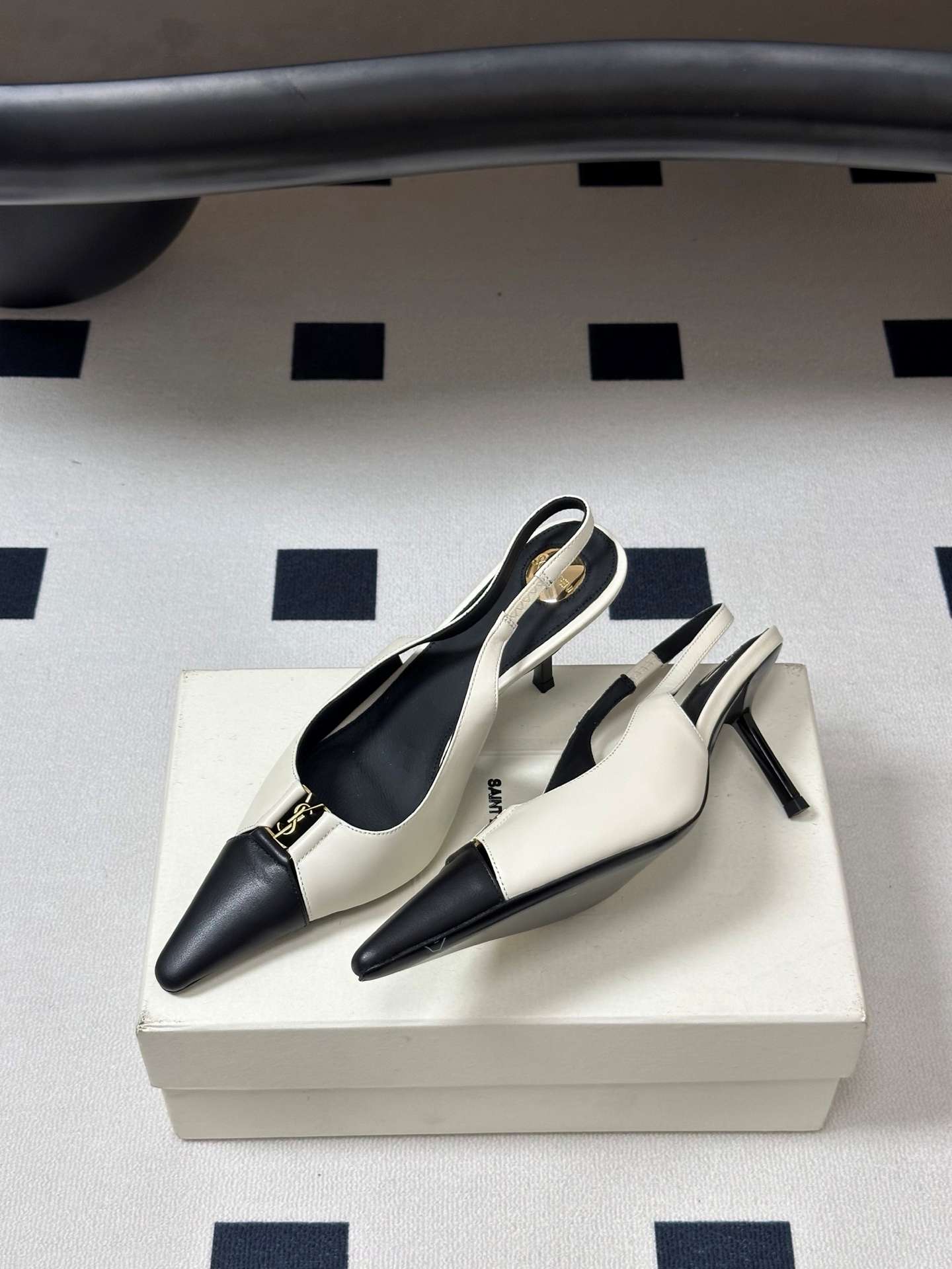 생로랑(SAINT LAURENT) YSL 메탈 로고 캡토 슬링백 펌프스 신발