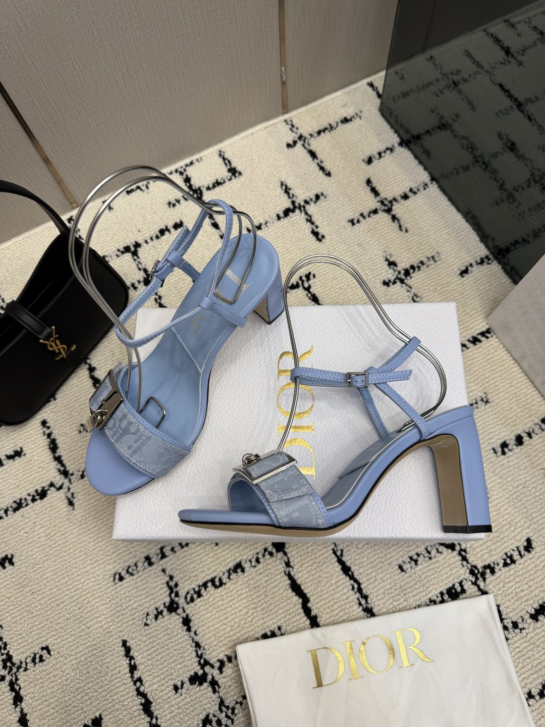 디올(DIOR) 로고 버클 데님 레더 샌들 신발