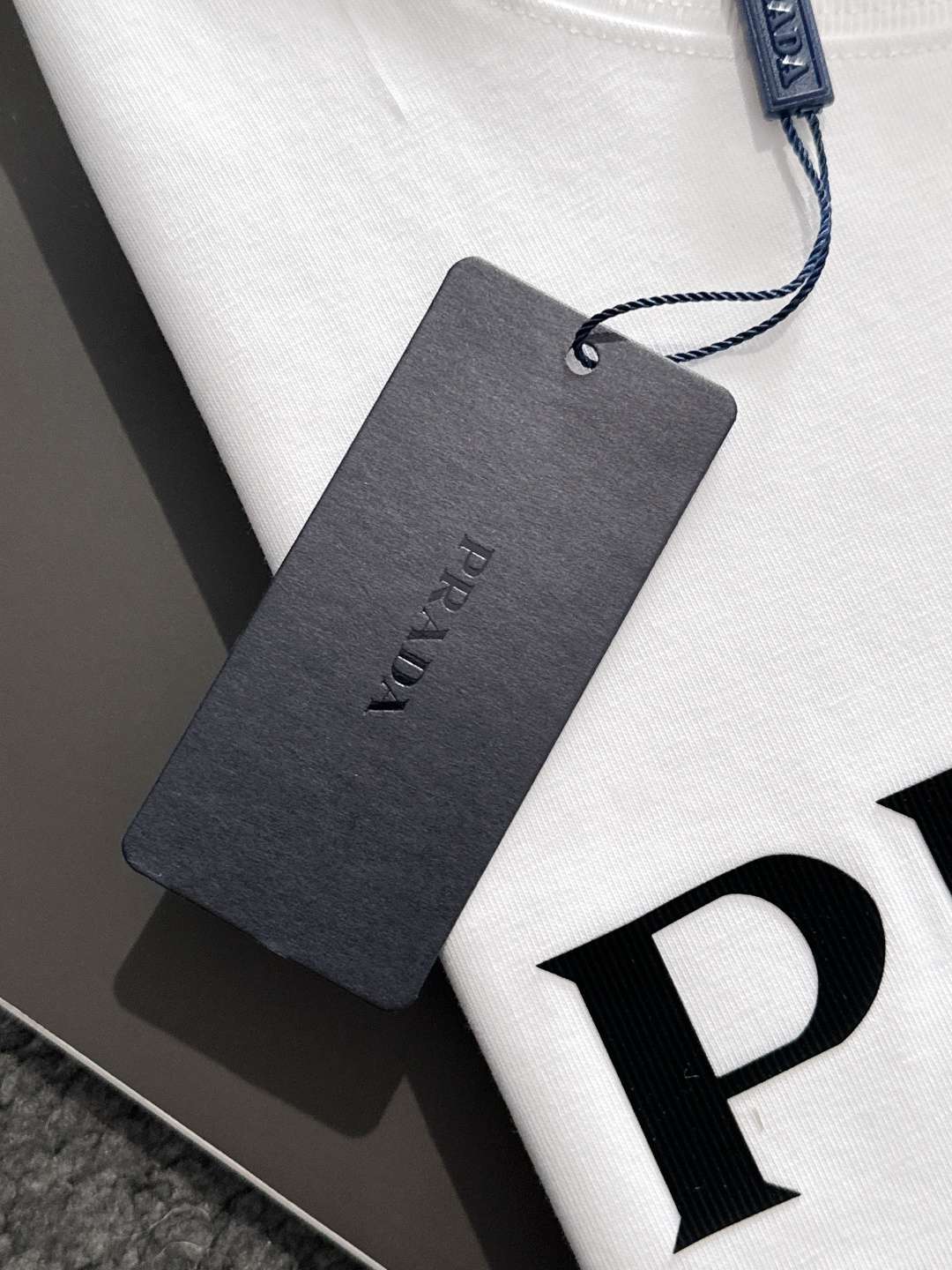 프라다(PRADA) 삼각 로고 그래픽 프린트 반팔 티셔츠 상의 의류
