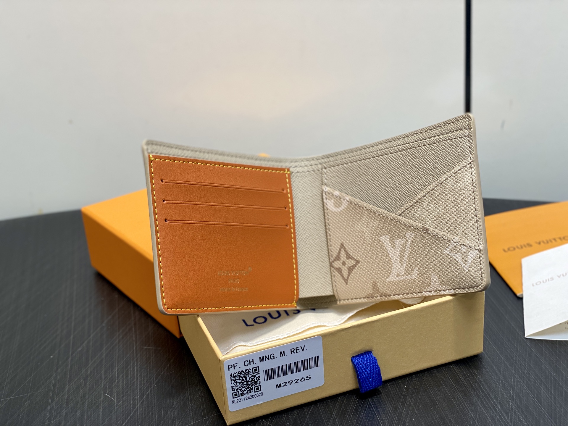 [Louis Vuitton] LV 루이비통 모노그램 서플러스 멀티플 월릿 (에이프리콧 그레이) 지갑