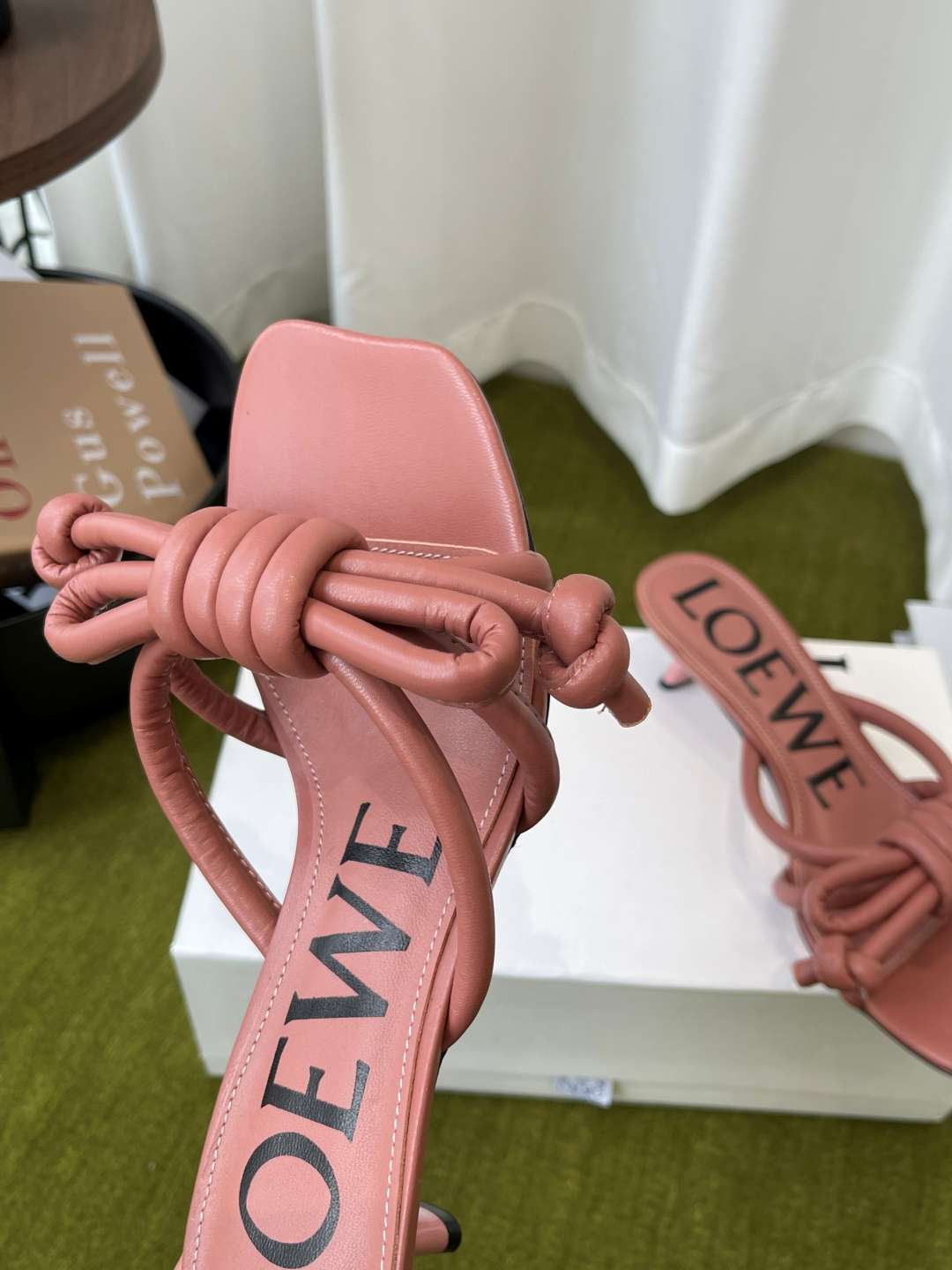 로에베(LOEWE) 리본 매듭 스트랩 미들힐 신발