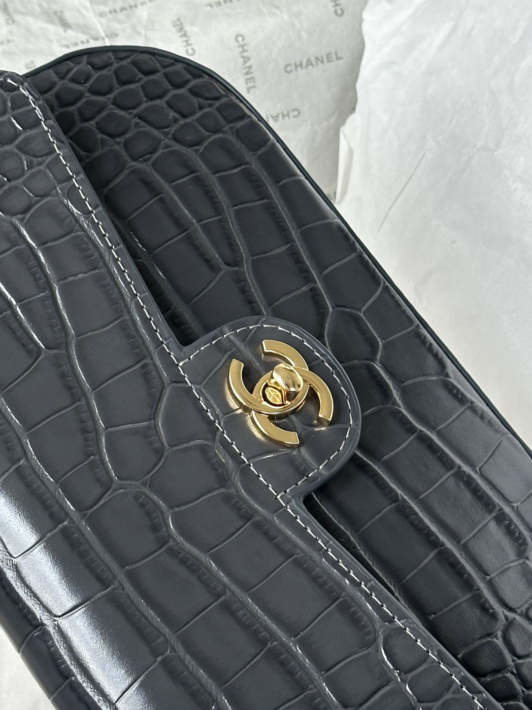 CHANEL 샤넬 26A 크로커다일 엠보스드 탑핸들 플랩백 가방 / AS6425