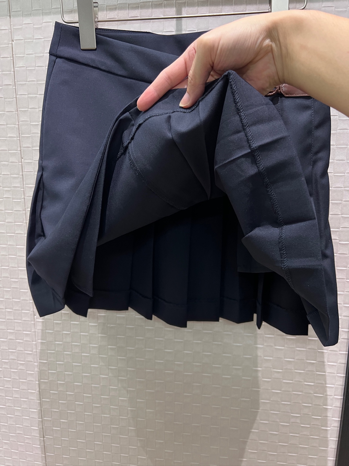 [Loewe] 로에베 26SS 비대칭 레더 버클 플리츠 스커트 치마 의류